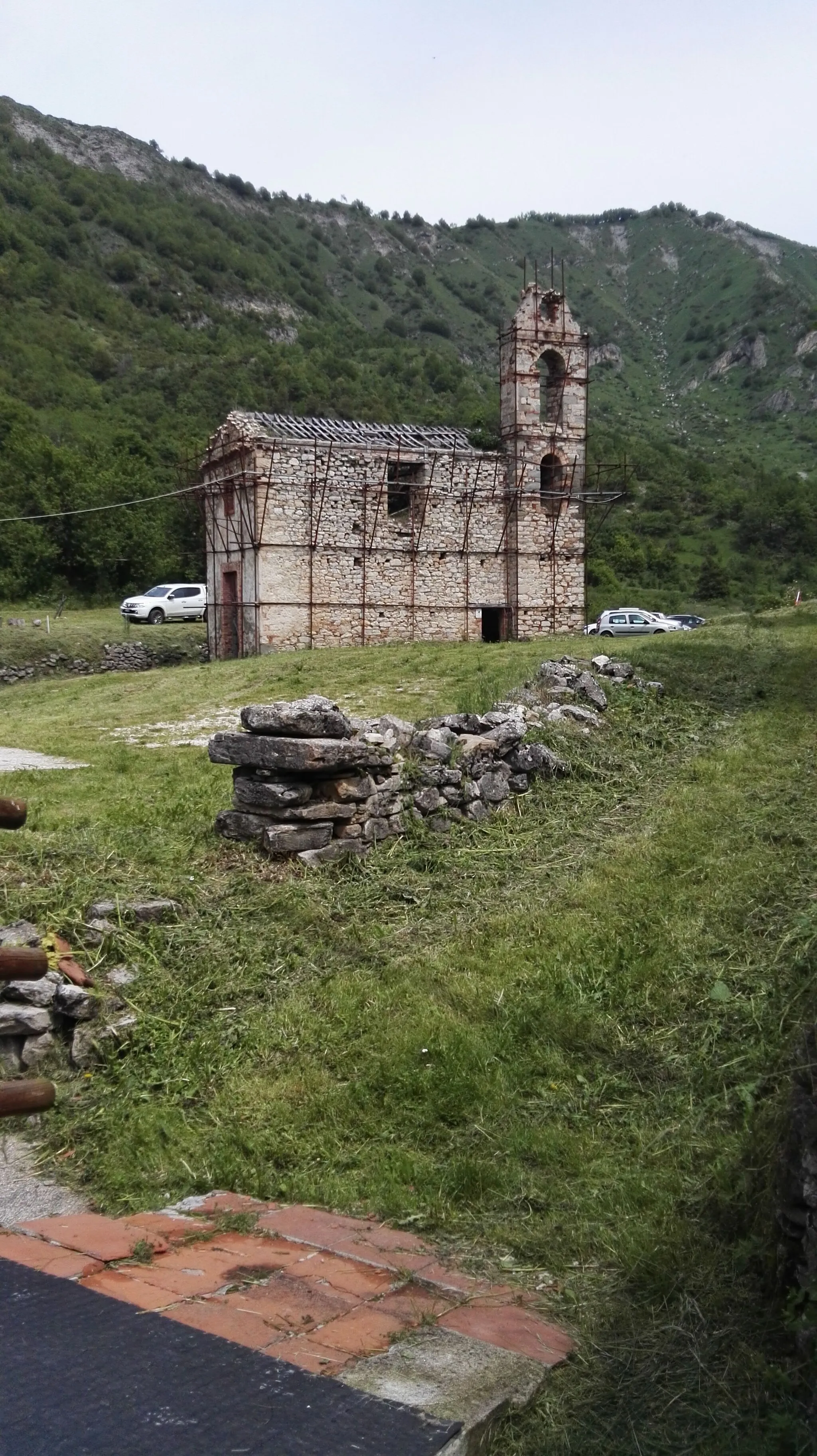 Photo showing: La piccola chiesa, oggi cadente, che sorge all'ingresso del borgo fantasma di Valle Piola, in provincia di Teramo.