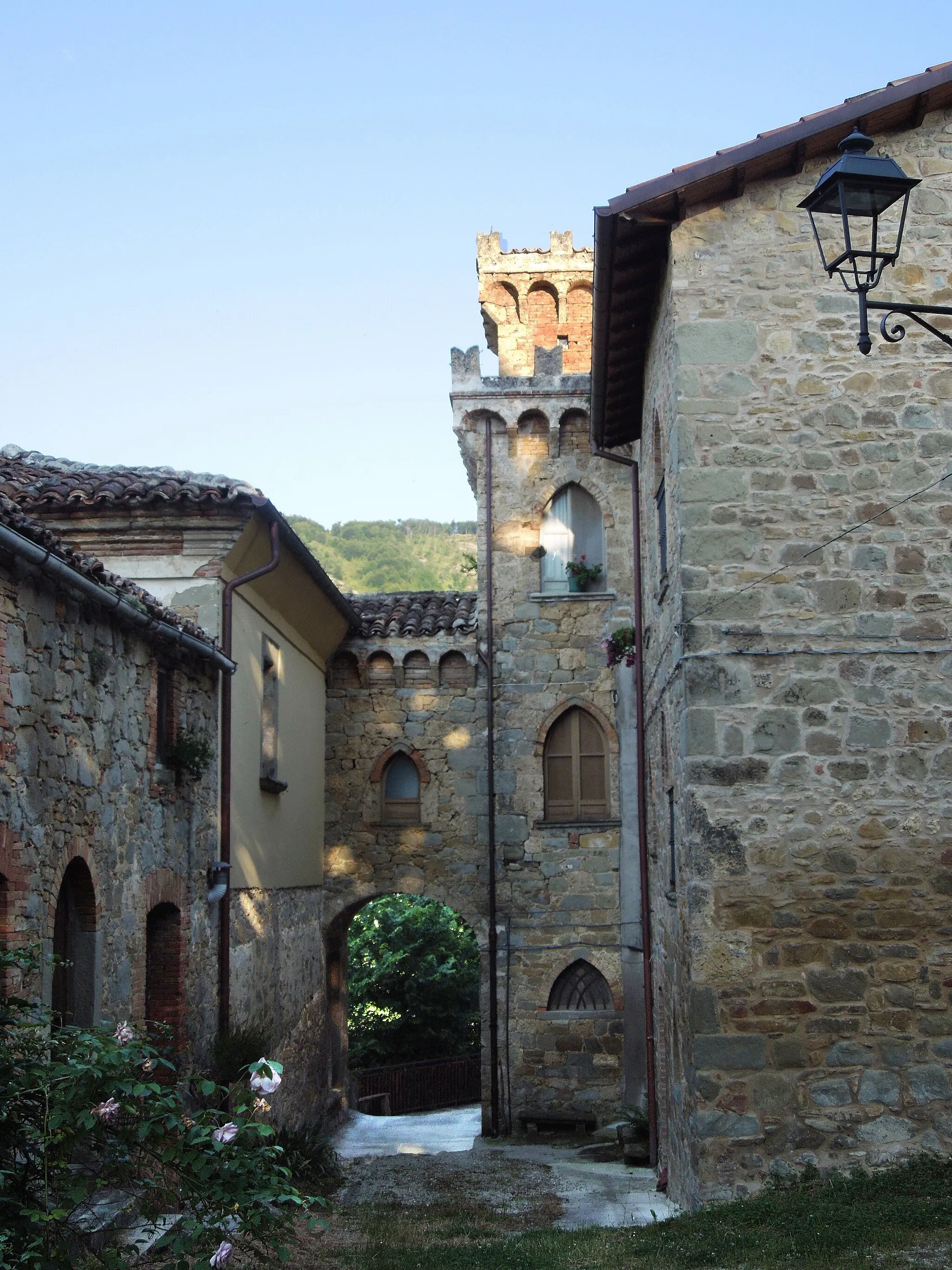 Photo showing: Interno del cortile del Castello Bonifaci di Vallenquina, frazione di Valle Casellana, in provincia di Teramo.