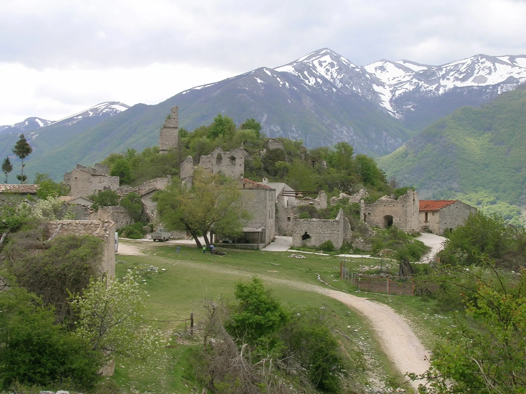 Photo showing: L'abitato di Frattura Vecchia completamente distrutto nel 1915, situato su una faglia del Monte Genzana. Rovine di Frattura Vecchia.