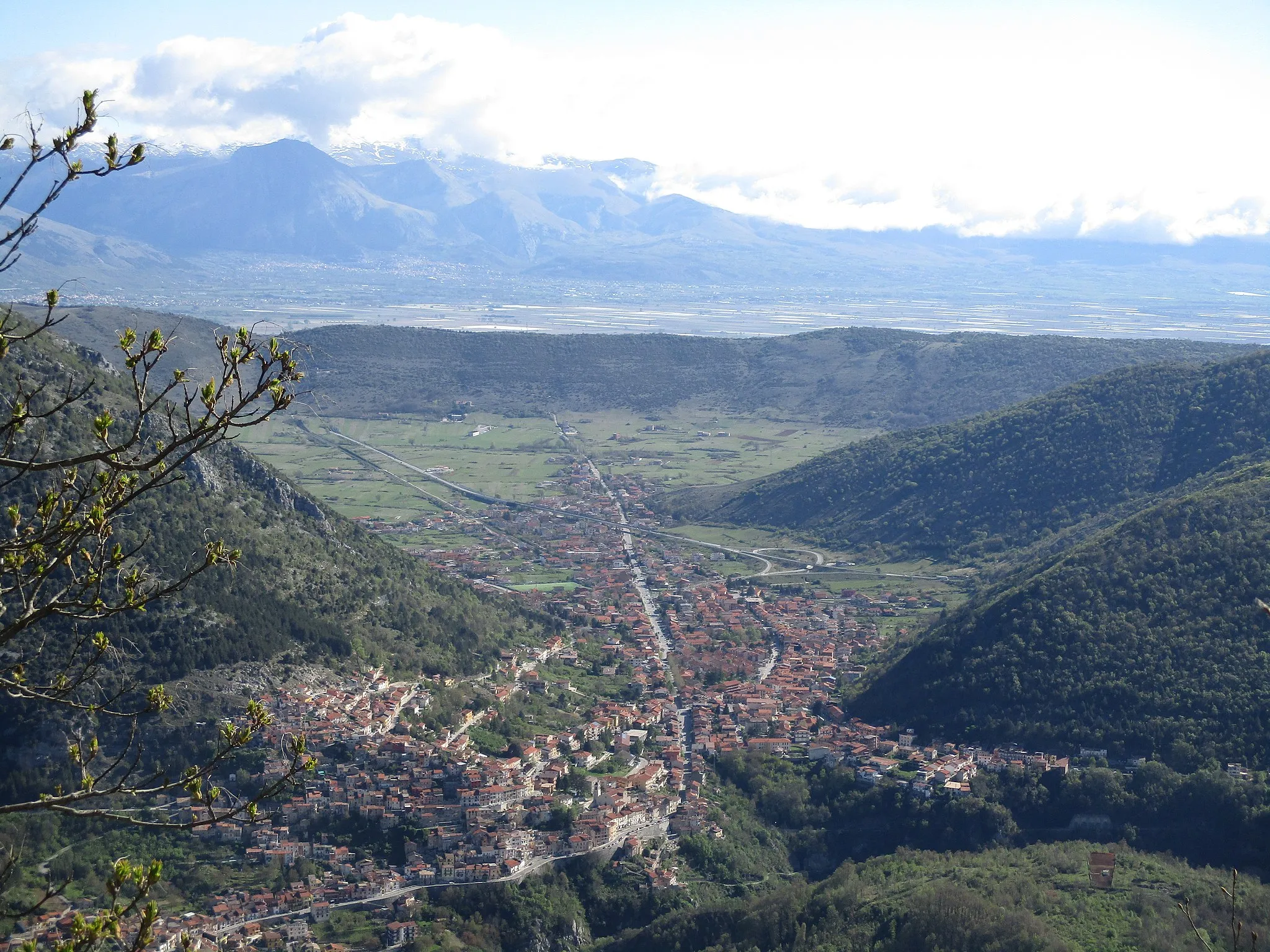 Photo showing: Veduta di Capistrello dall'altopiano della Renga