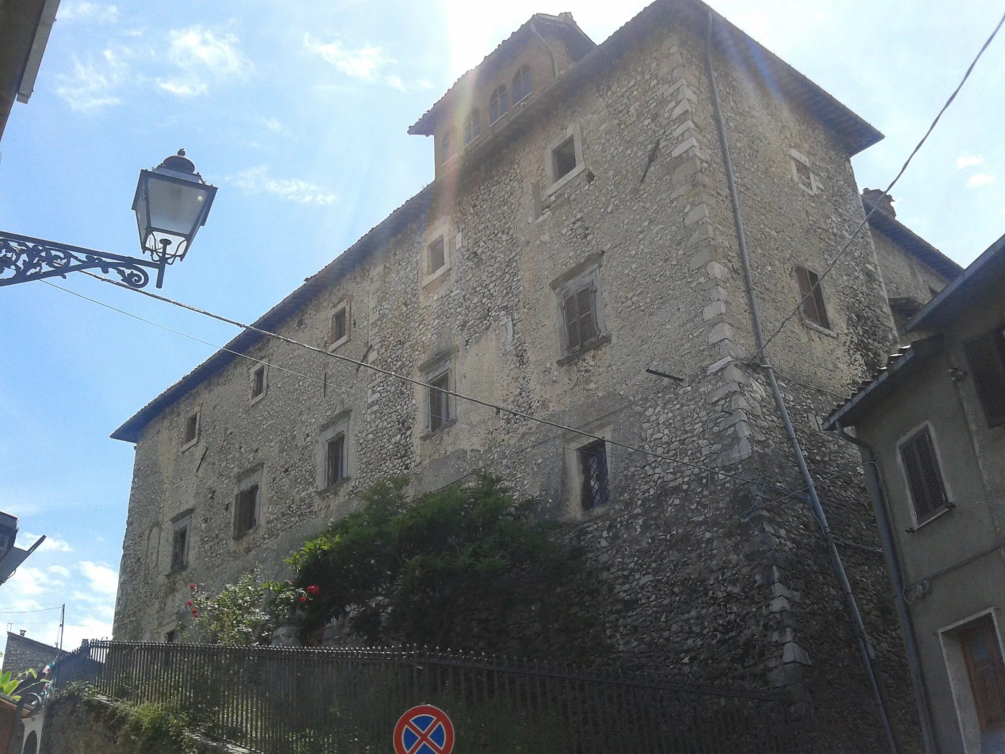 Photo showing: Baronial palace of Poggio Cinolfo, Abruzzo, Italy