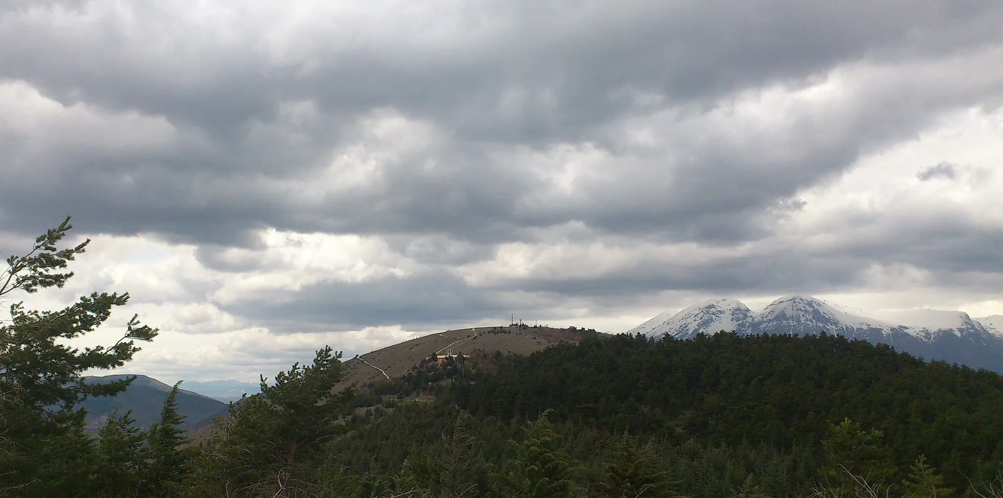 Photo showing: Monte Salviano e il santuario della Madonna di Pietraquaria dalla via dei Marsi