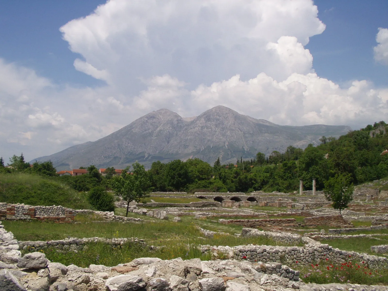 Photo showing: Alba Fucens in front of mount Velino