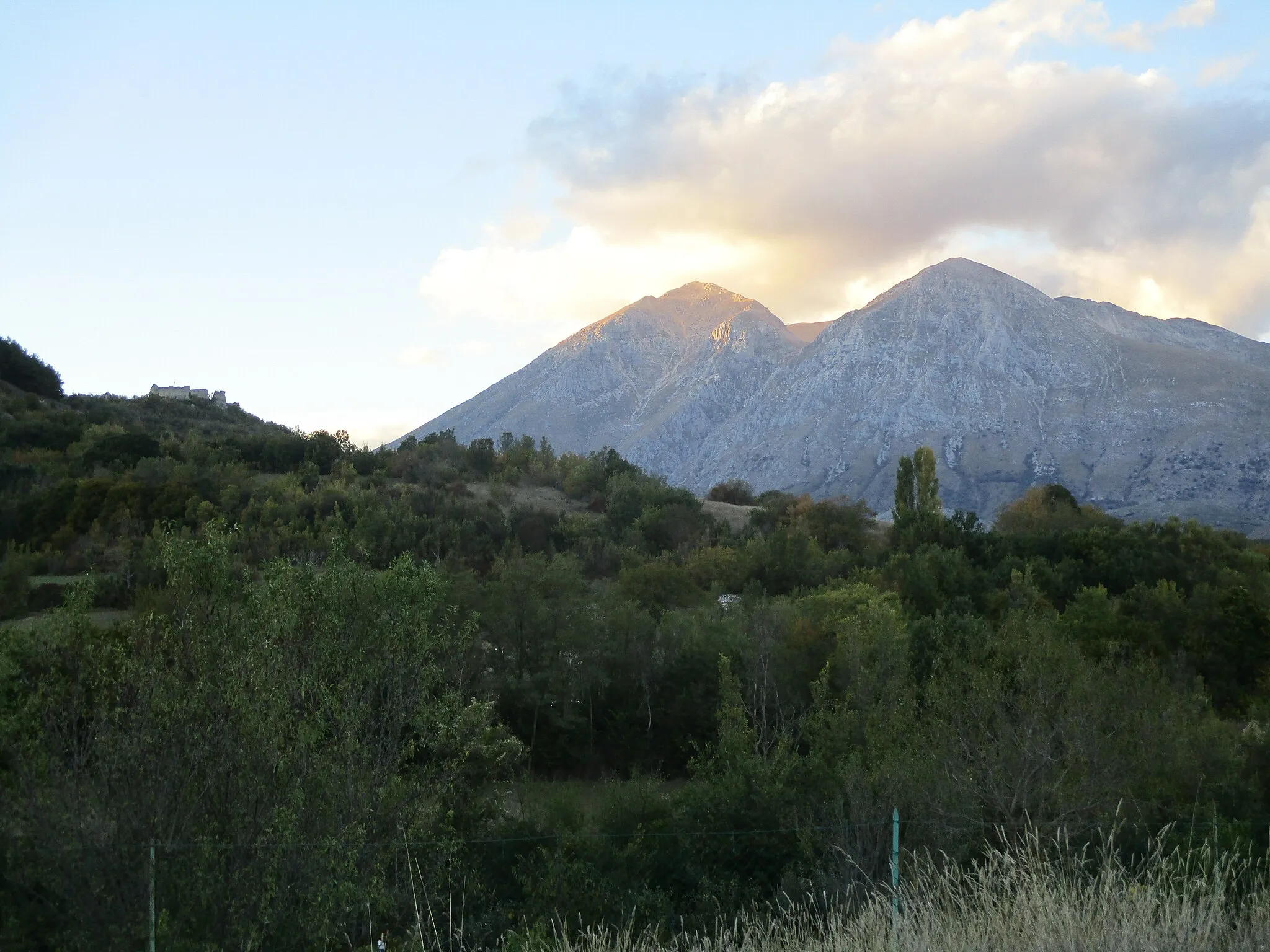 Photo showing: Castello di Albe, sullo sfondo il monte Velino