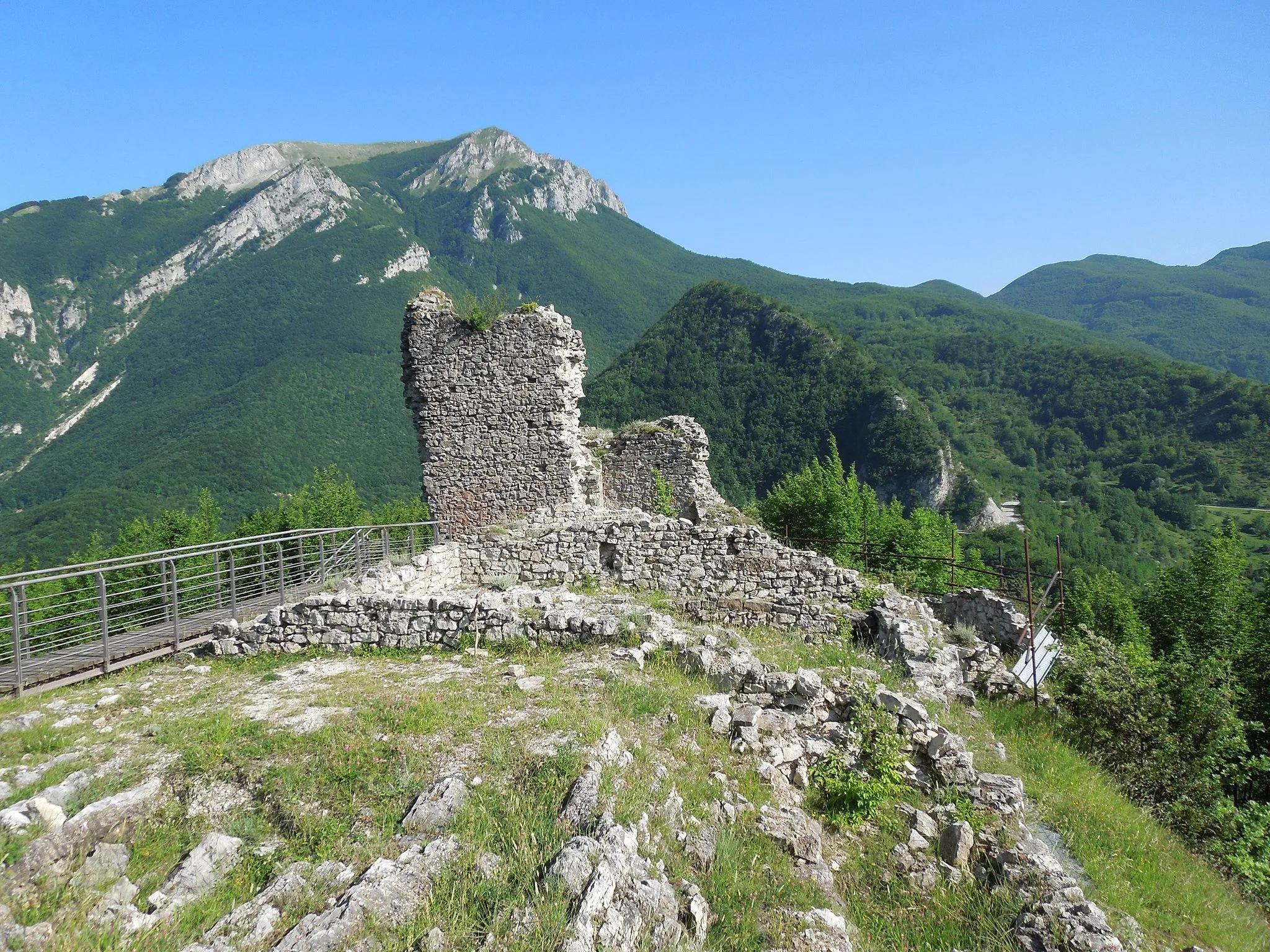 Photo showing: Ruderi della torre sud di Castel Manfrino in provincia di Teramo.