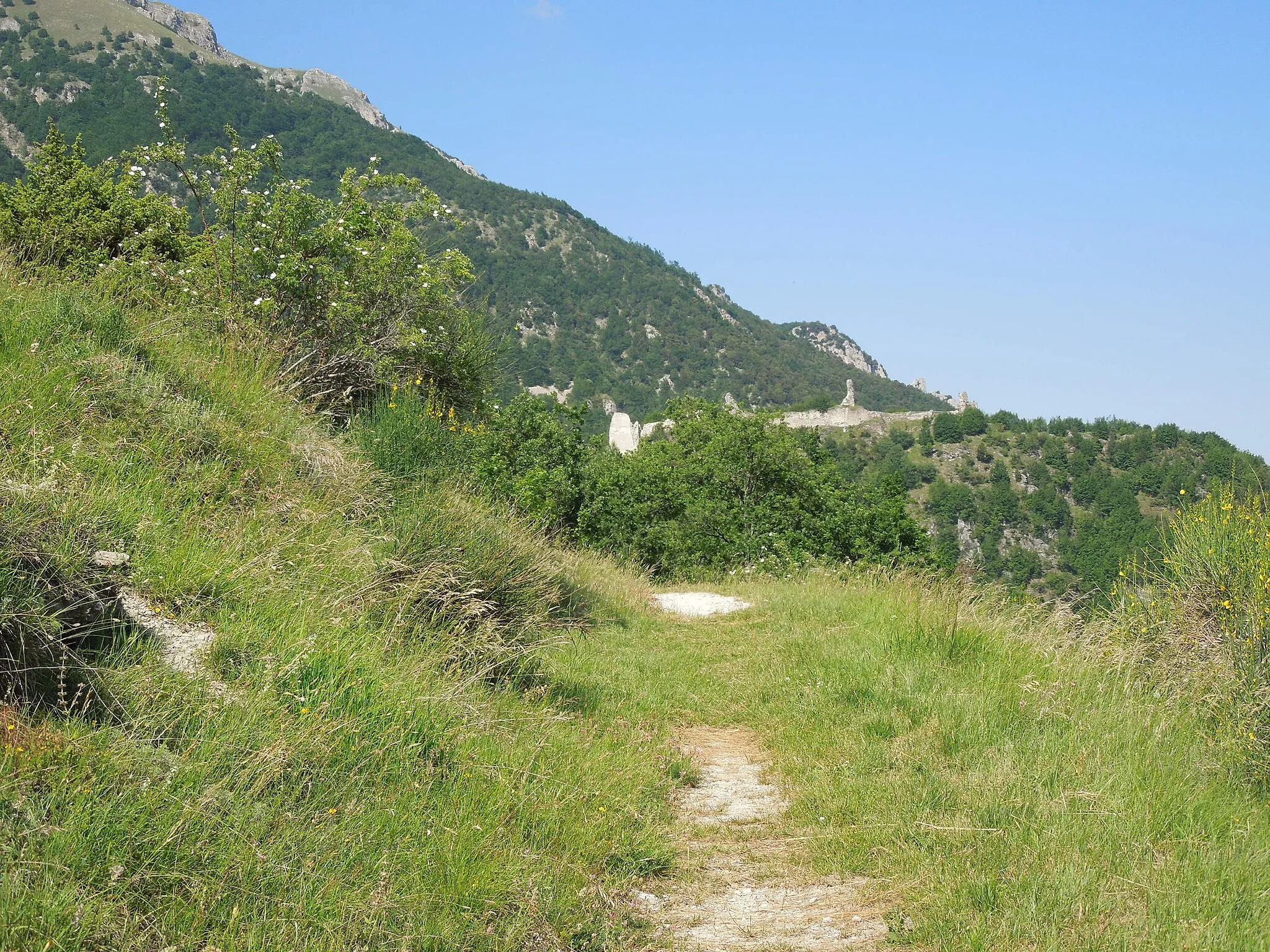 Photo showing: Sentiero in terra battuta che da Macchia da SOle conduce a Castel Manfrino, opera fortificata in provincia di Teramo.