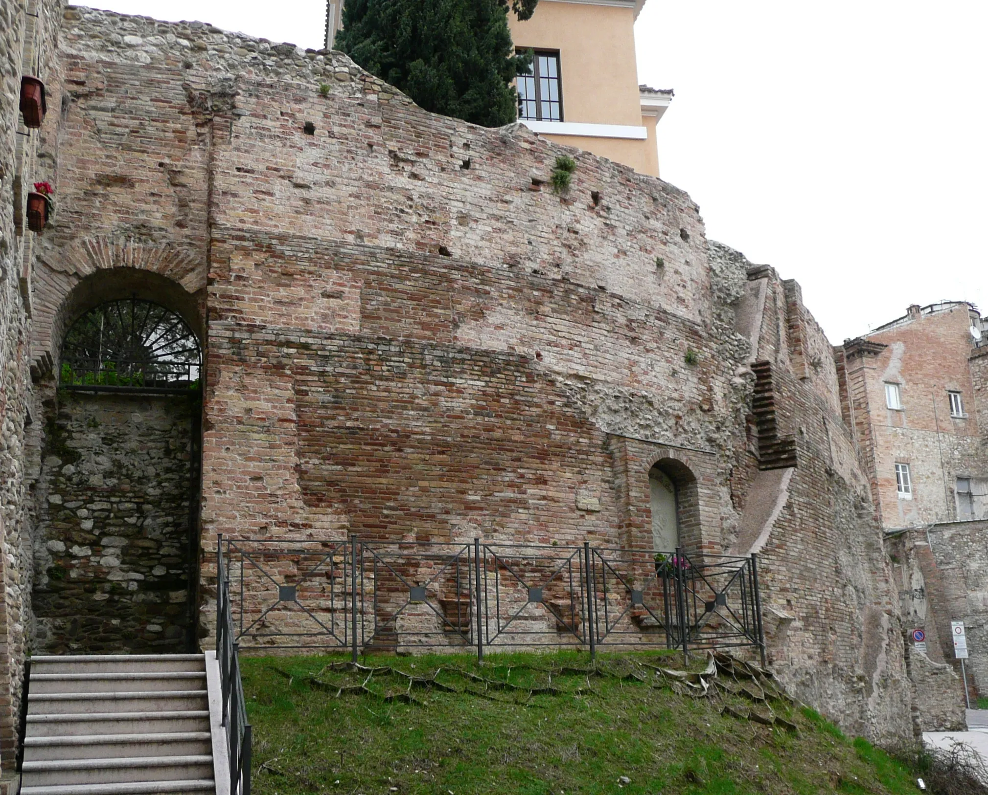 Photo showing: Resti dell'Anfiteatro romano di Teramo Categoria:Teramo
