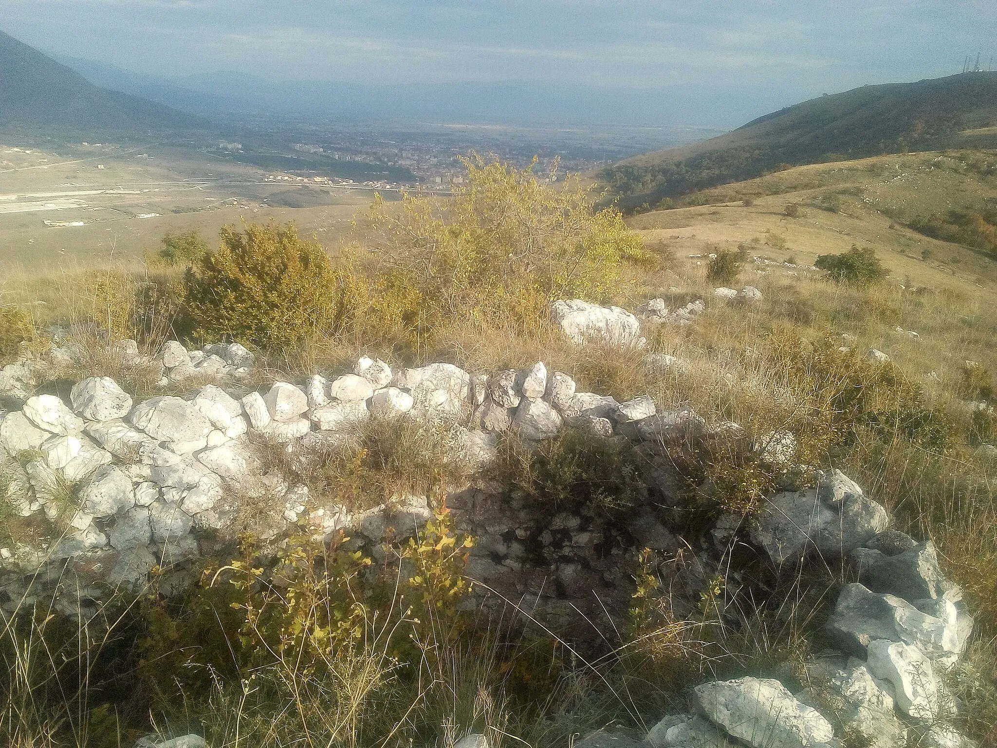 Photo showing: Resti della cisterna di San Giovanni d'Alizio sul monte San Felice (Cappelle dei Marsi)