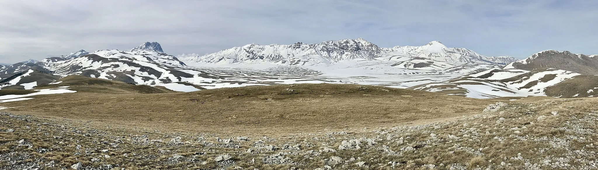 Photo showing: Panoramic view from Campo Imperatore, Gran Sasso National Park.