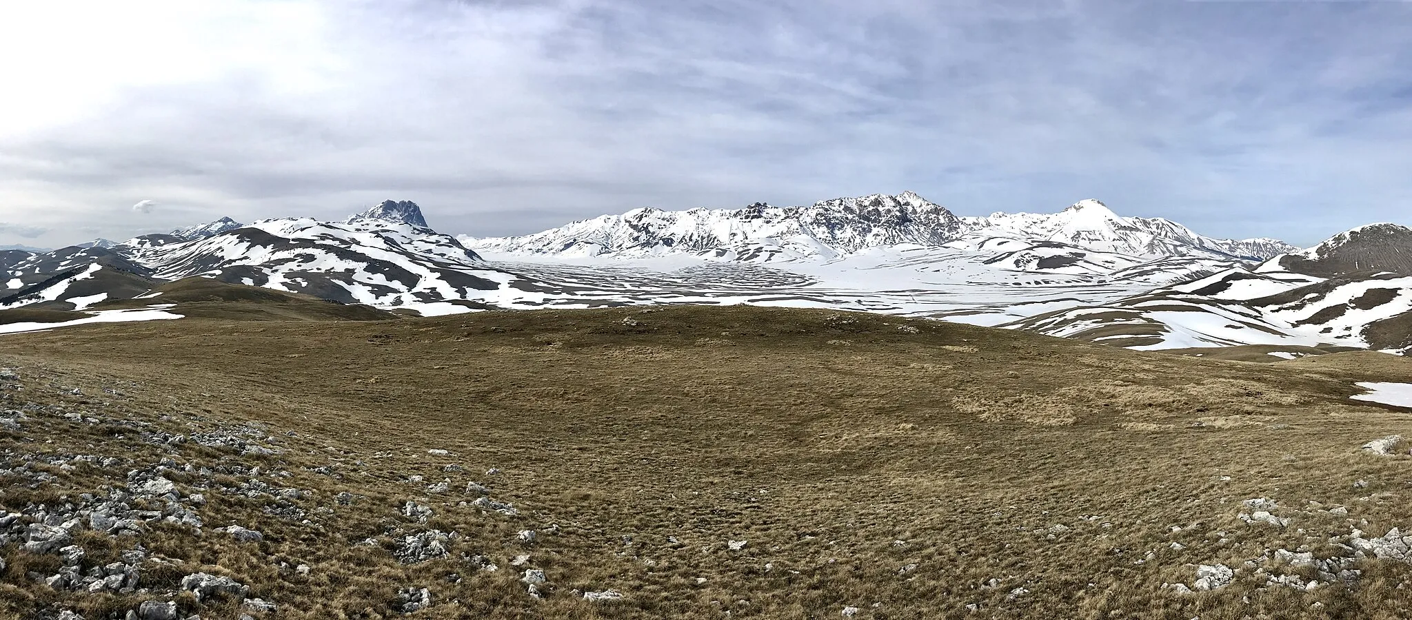 Photo showing: Panoramic view from Campo Imperatore, Gran Sasso National Park.