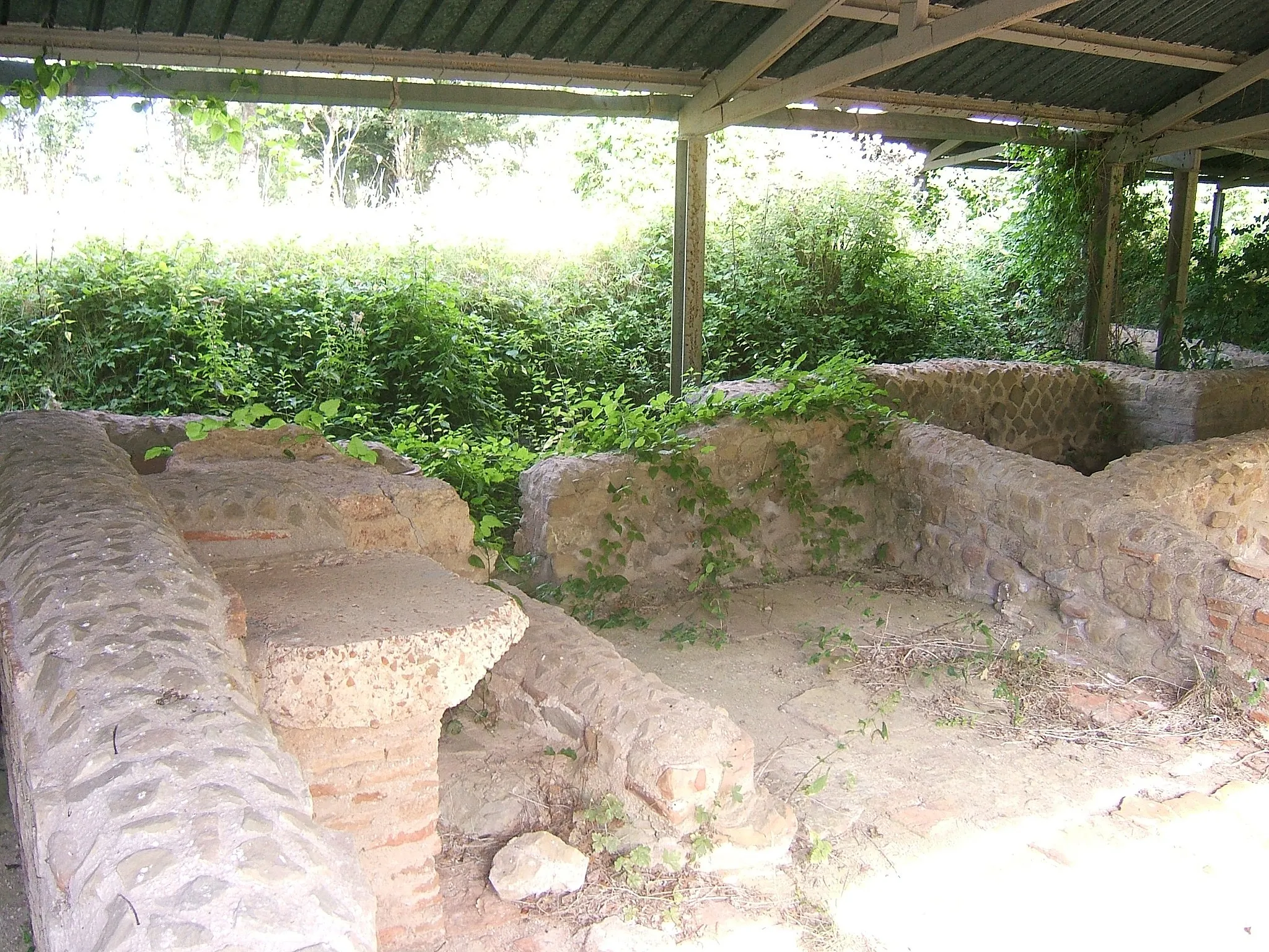 Photo showing: Resti pavimento con visibile impianto di riscaldamento della villa romana al passo della Torrita