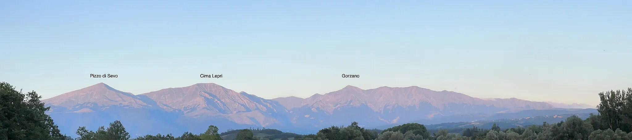 Photo showing: Monti della Laga as seen from the plateau of Amatrice, and with the 3 highest mountains highlighted