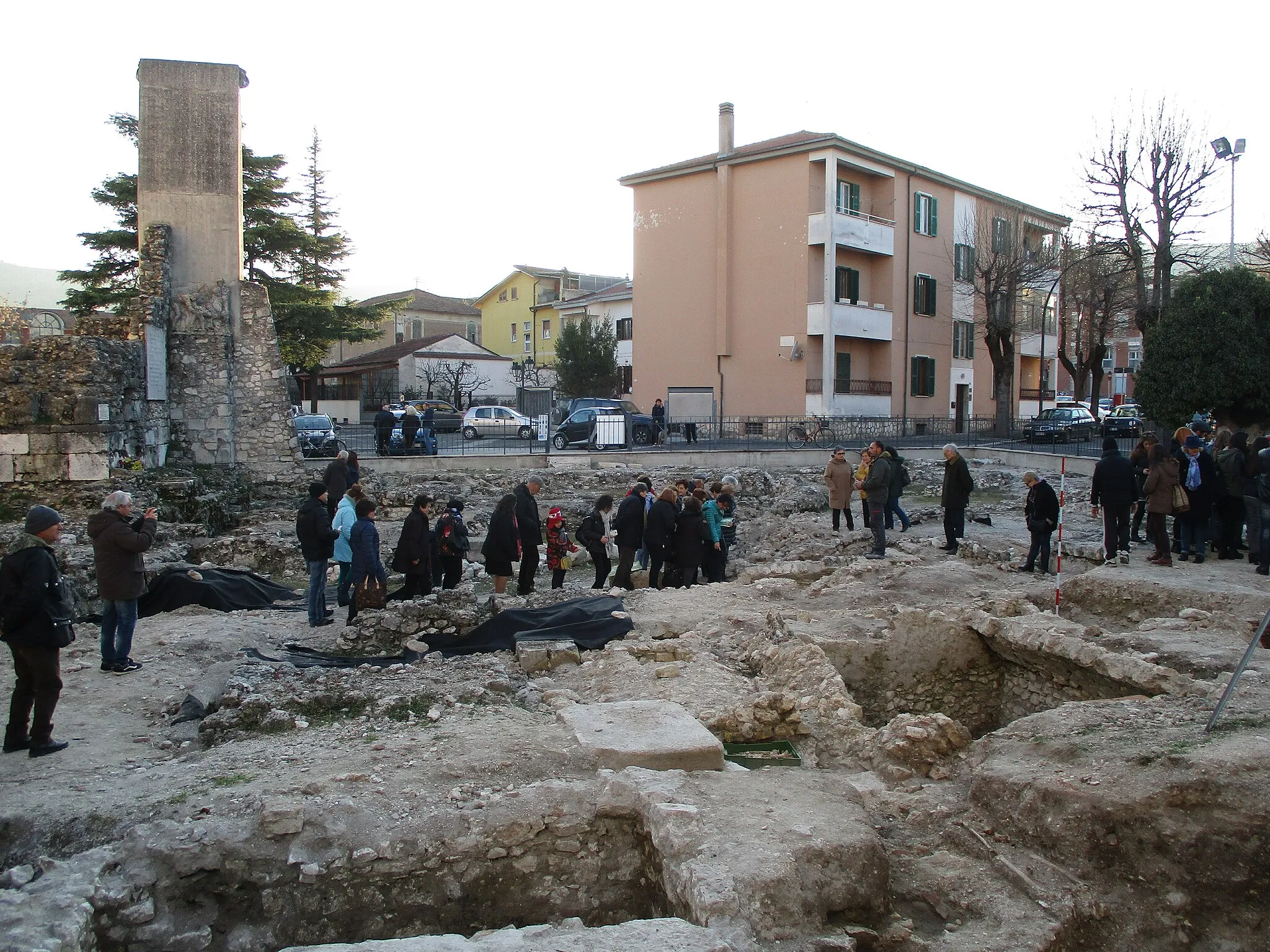 Photo showing: Visita guidata all'area di scavo di San Bartolomeo