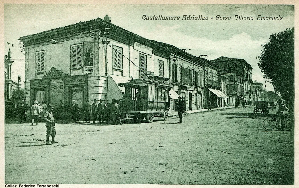 Photo showing: Cartolina di corso Vittorio Emanuele a Castellammare Adriatico (oggi Pescara). Si noti il filobus.