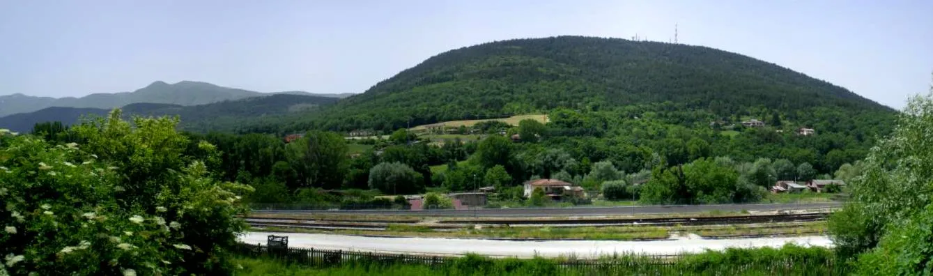 Photo showing: Vista della collina di Monteluco dalla zona della Rivera.