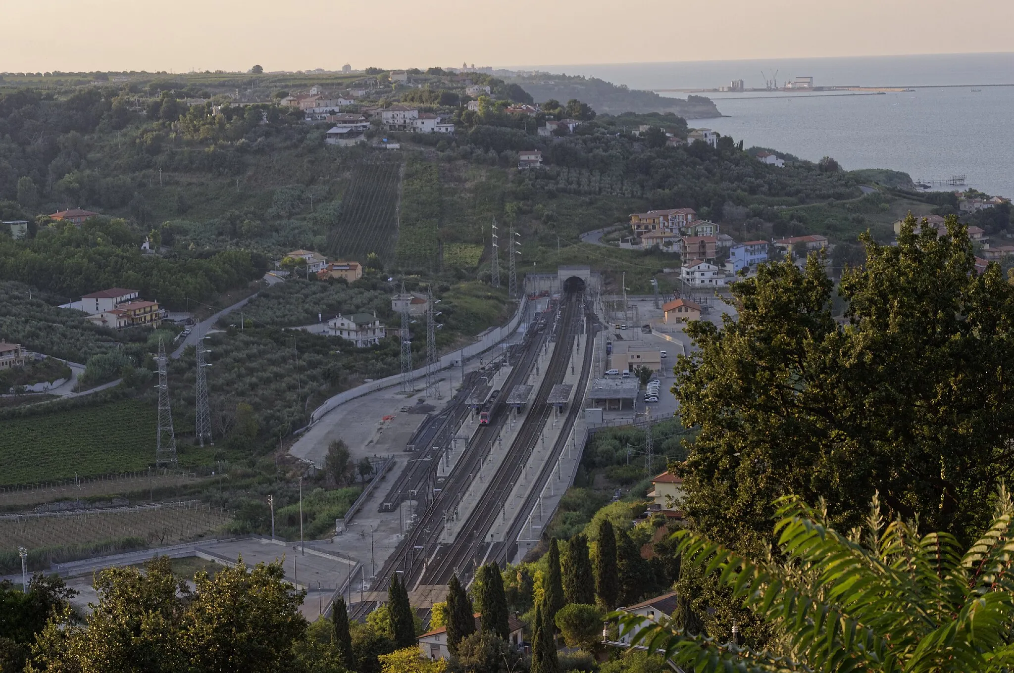 Photo showing: San Vito Chietino  2015

Dieses Foto entstand in Zusammenarbeit mit Stadtbesichtigungen.de
Die Seiten Stadtbesichtigungen.de, der dazugehörige Reise Blog sowie die Facebookseite: Stadtbesichtigungen Rom dürfen dieses Bild für Ihre Veröffentlichungen ohne den Hinweis auf Wikipedia, Commons bzw der Lizenz verwenden. Die Verantwortlichen habe von mir (Ra Boe) die Originaldaten zur freien Verfügung übermittelt bekommen.