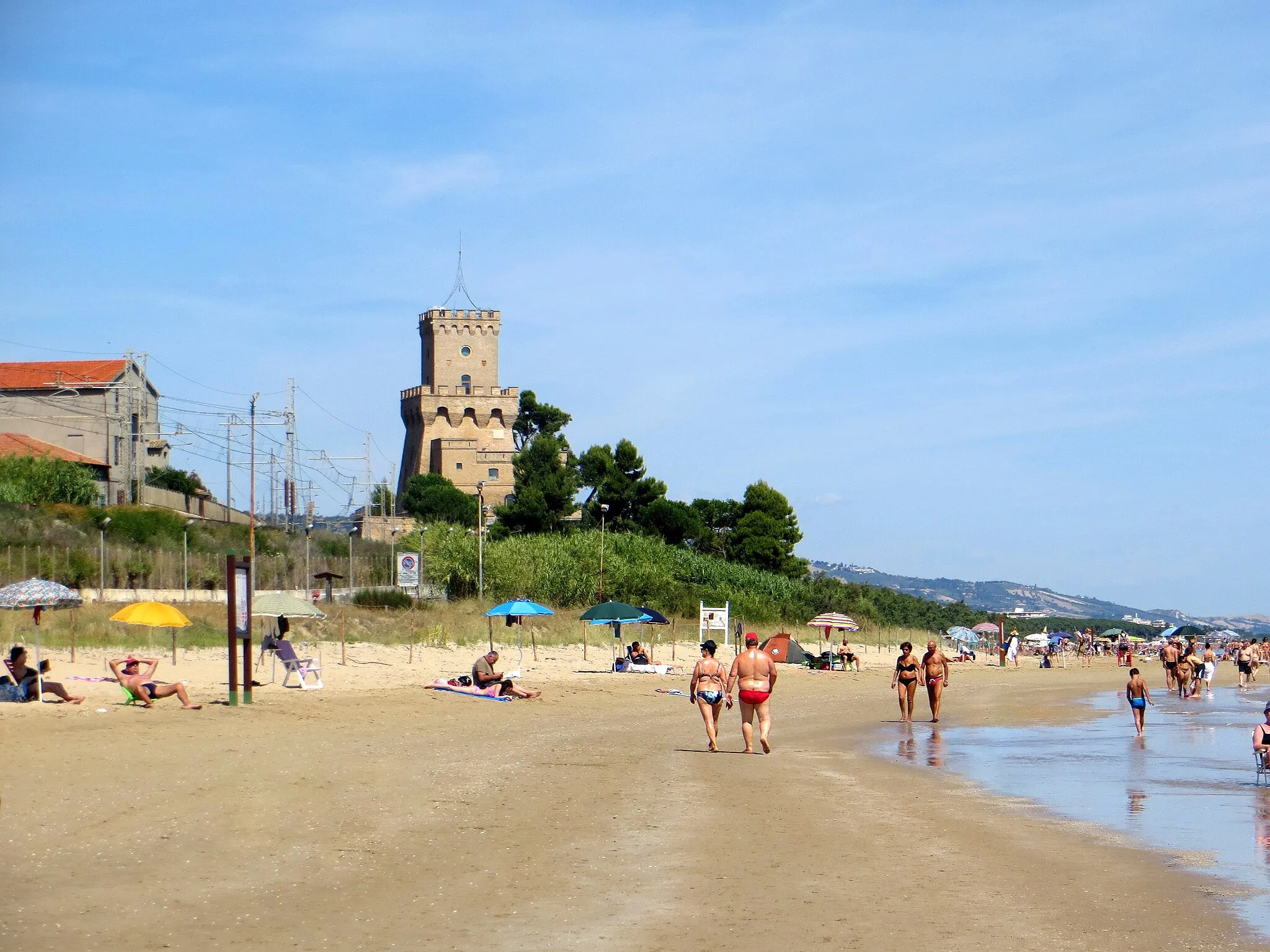 Photo showing: Tratto di spiaggia tra Silvi Marina e Pineto con la Torre di Cerrano