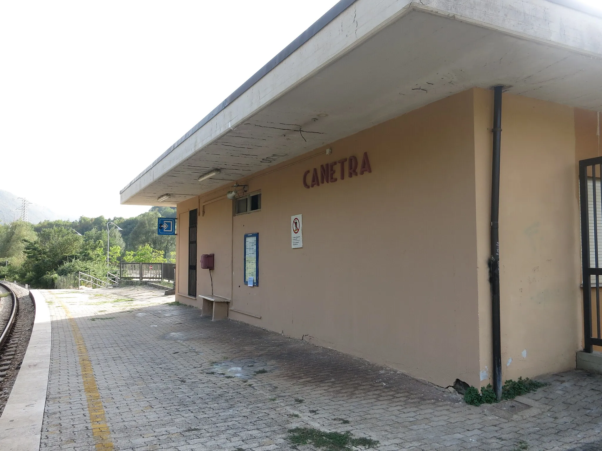 Photo showing: Canetra train station (province of Rieti, Lazio, Italy), on the Terni-Rieti-L'Aquila-Sulmona line.