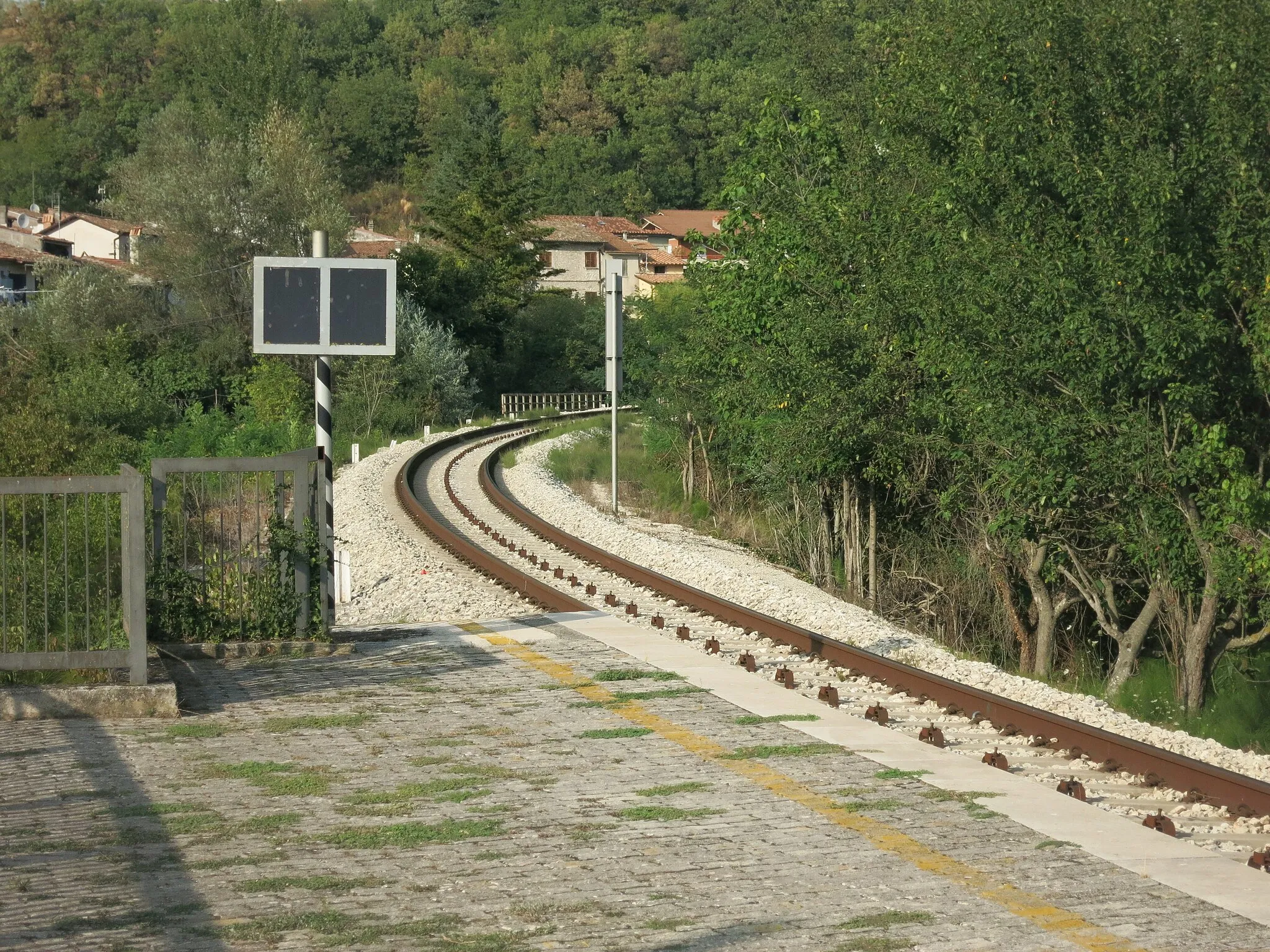 Photo showing: Canetra train station (province of Rieti, Lazio, Italy), on the Terni-Rieti-L'Aquila-Sulmona line.