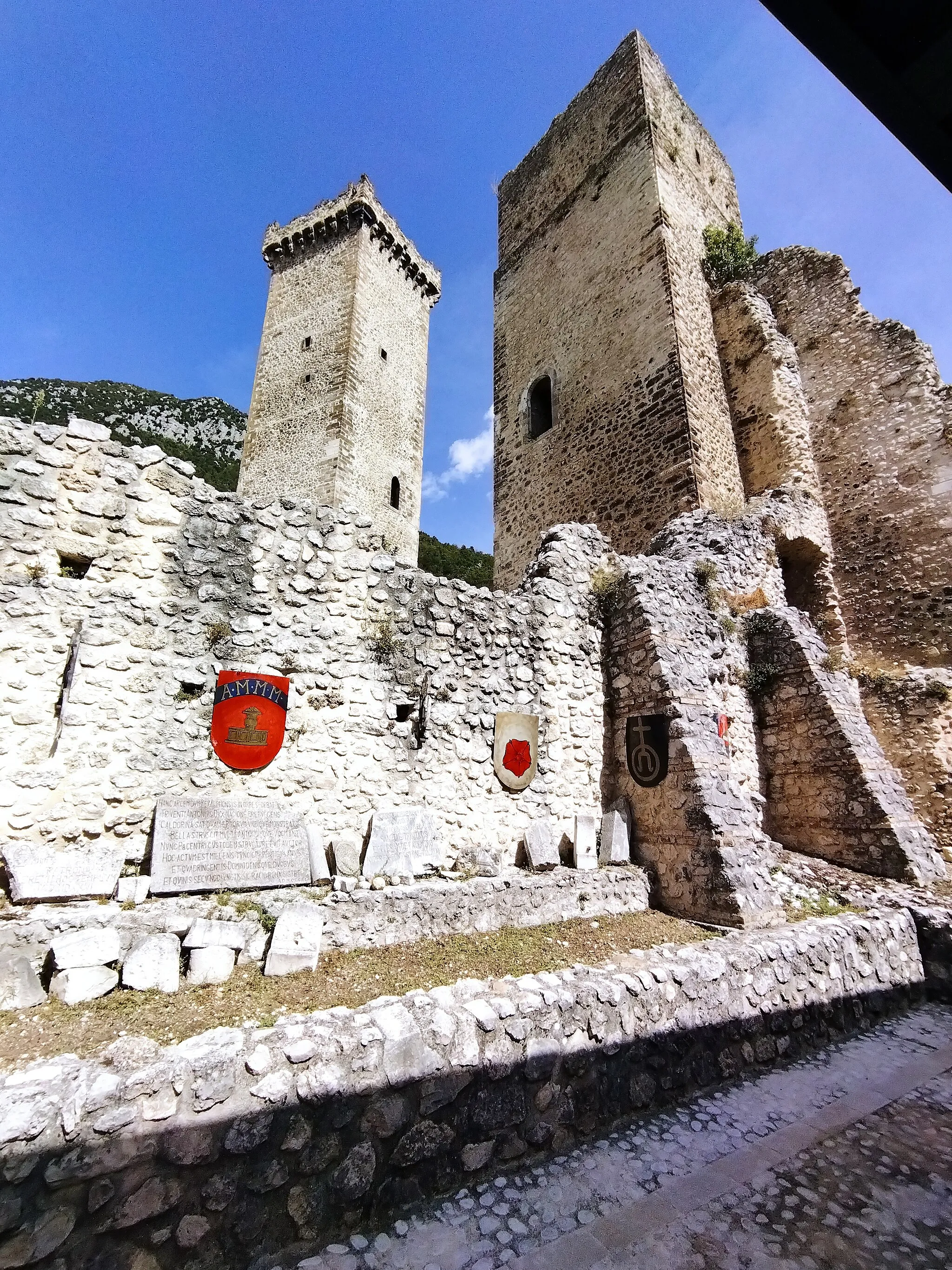 Photo showing: Castello di Caldora: due delle tre torri riprese dall'interno del castello. Foto fatta dalla base delle torri.