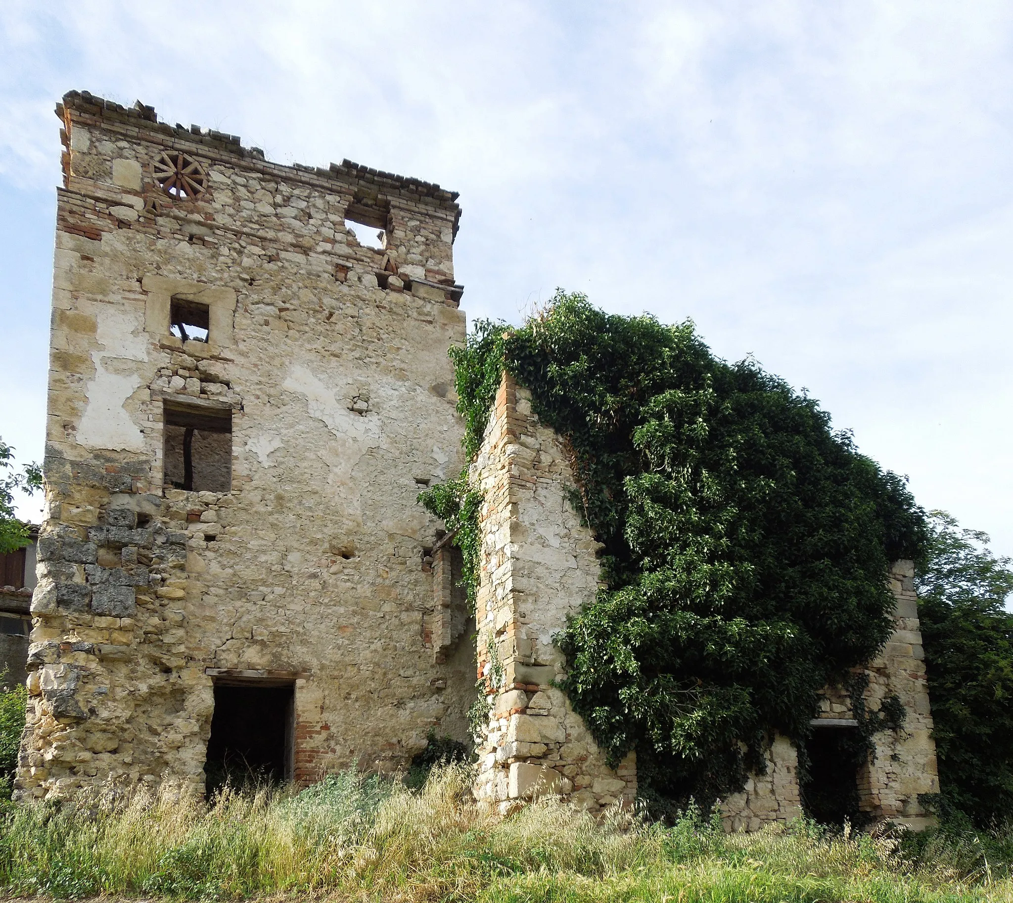 Photo showing: Probabili resti della Torre di Ioanella nella frazione di Villa Popolo in provincia di Teramo.