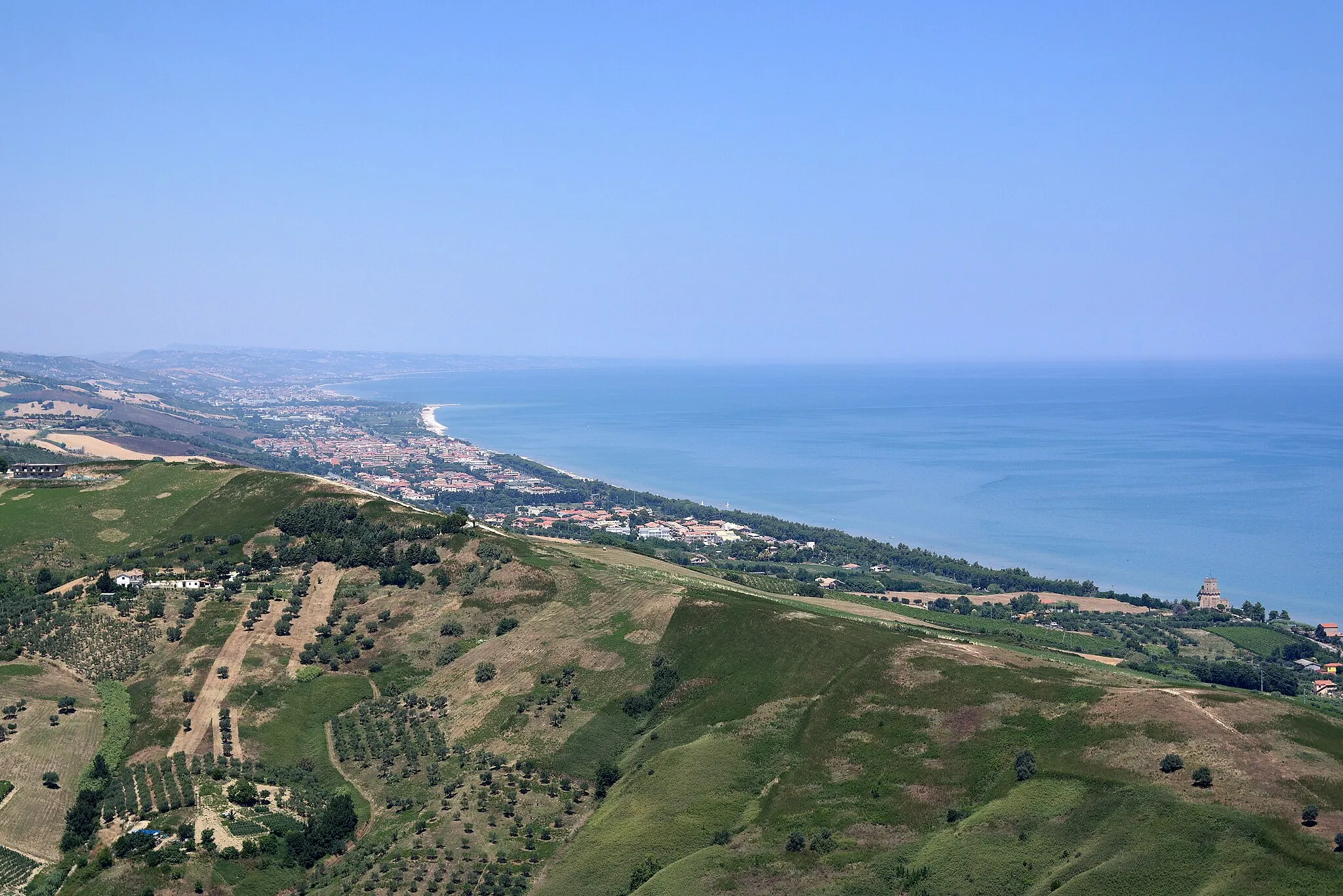Photo showing: Panorama della costa teramana dal belvedere di Silvi Paese. In basso a destra la Torre di Cerrano
