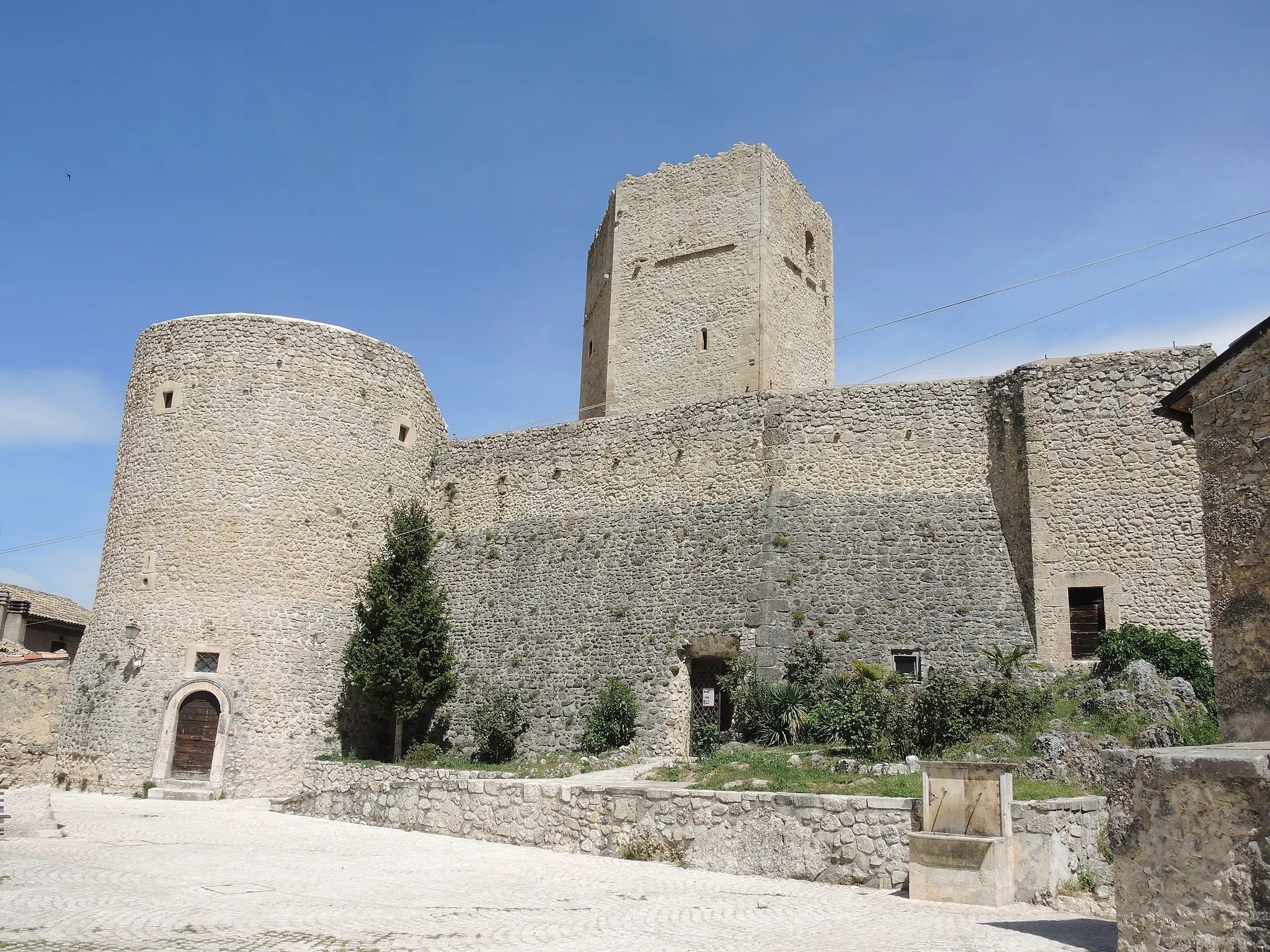 Photo showing: Pettorano sul Gizio: Castello Cantelmo