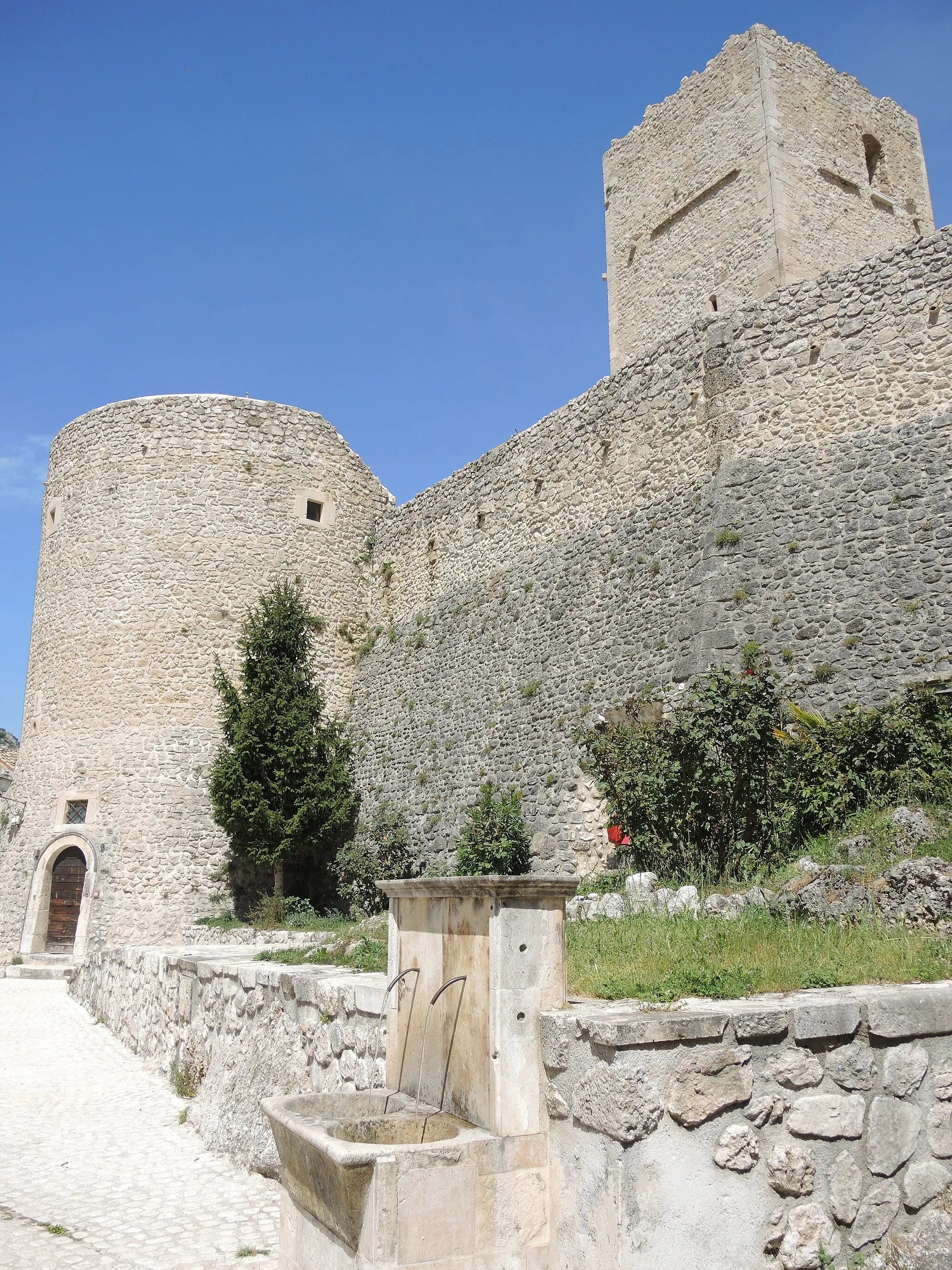 Photo showing: Pettorano sul Gizio: Castello Cantelmo