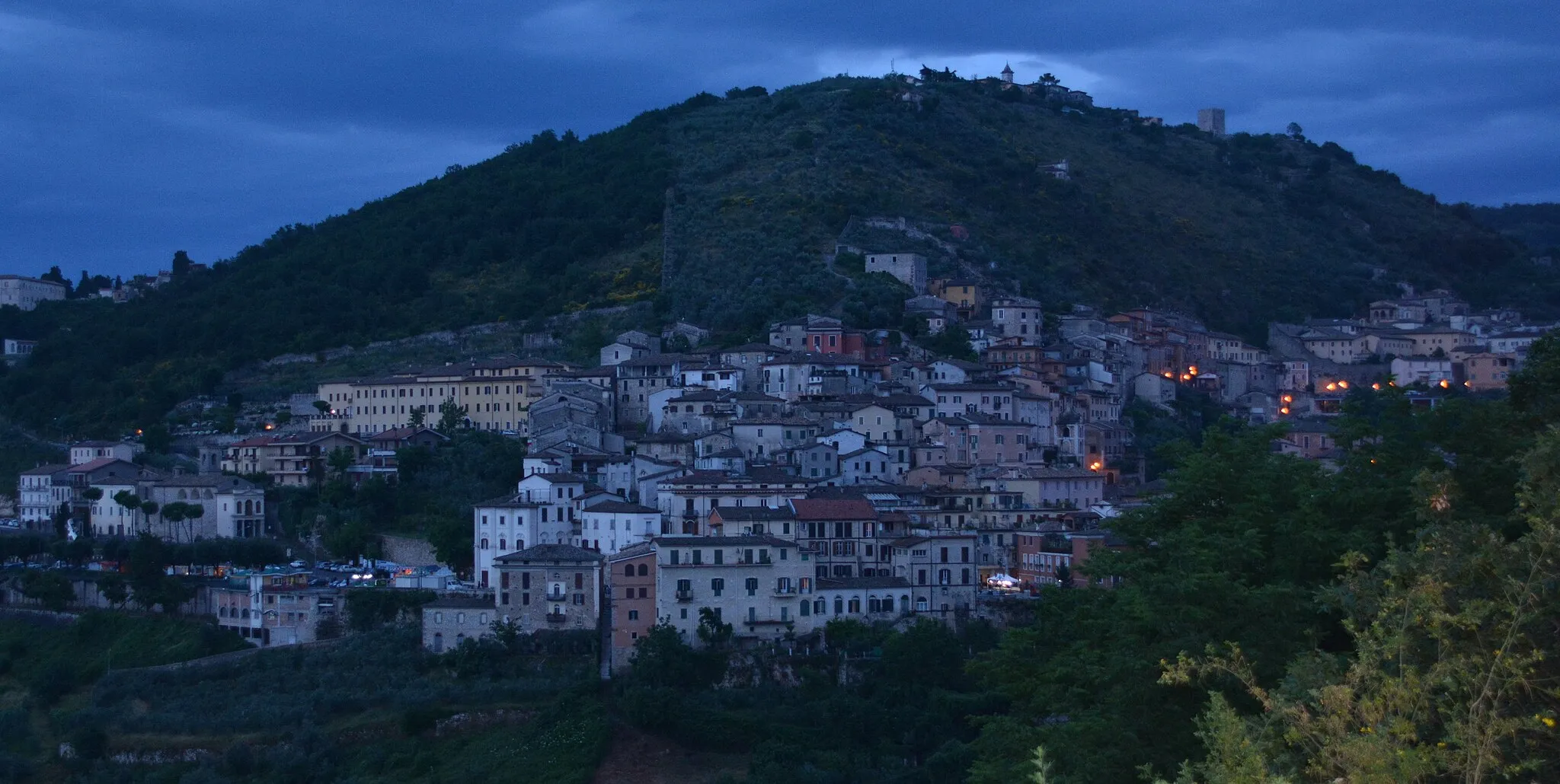 Photo showing: Panoramica vista dalla Civita Falconara, con l'Acropoli in alto a sinistra e le mura megalitiche che discendono nella città di Arpino al centro seguendo il pendio