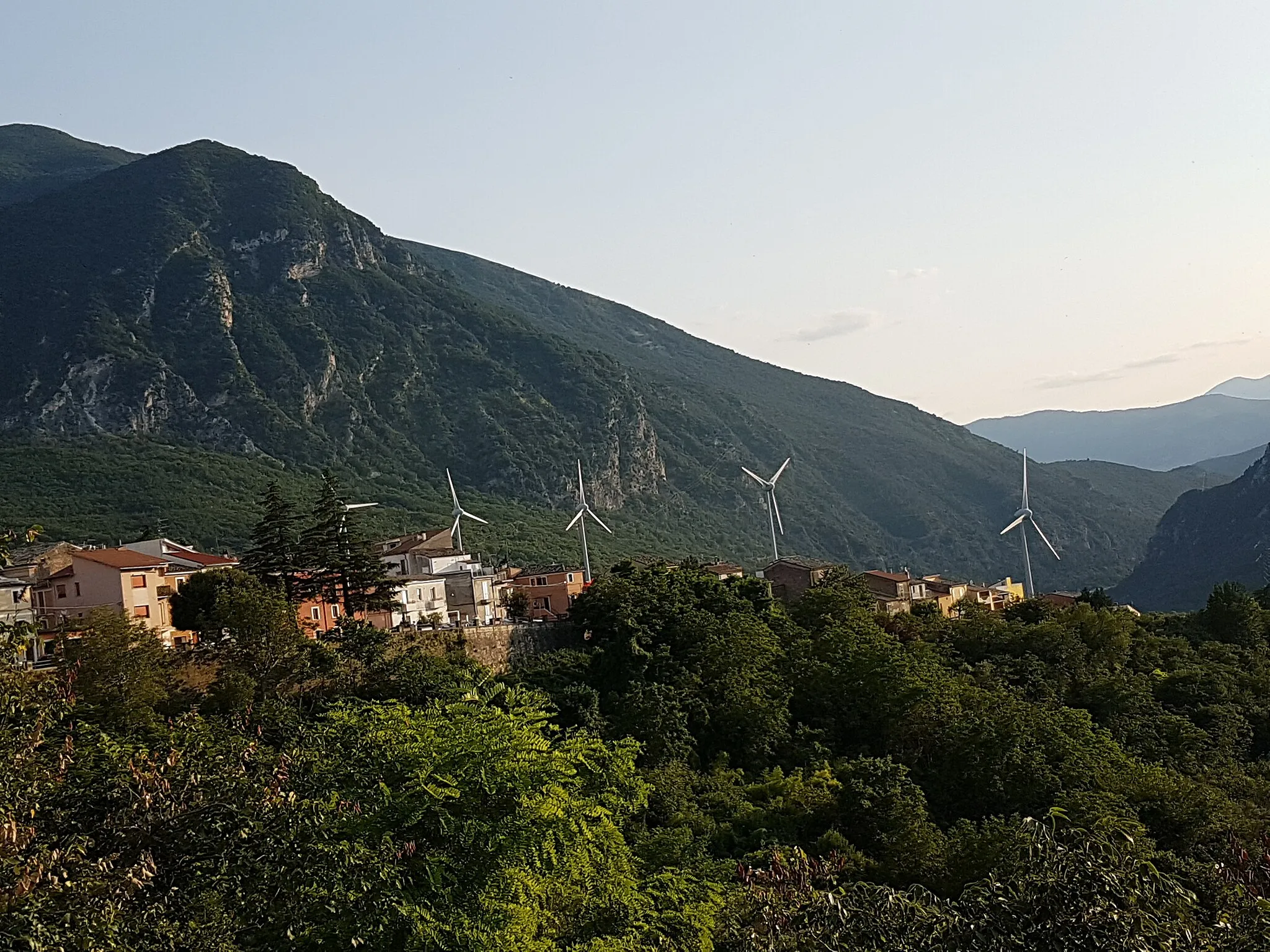 Photo showing: Tocco da Casauria (PE), vista di una zona periferica della città con il parco eolico dietro