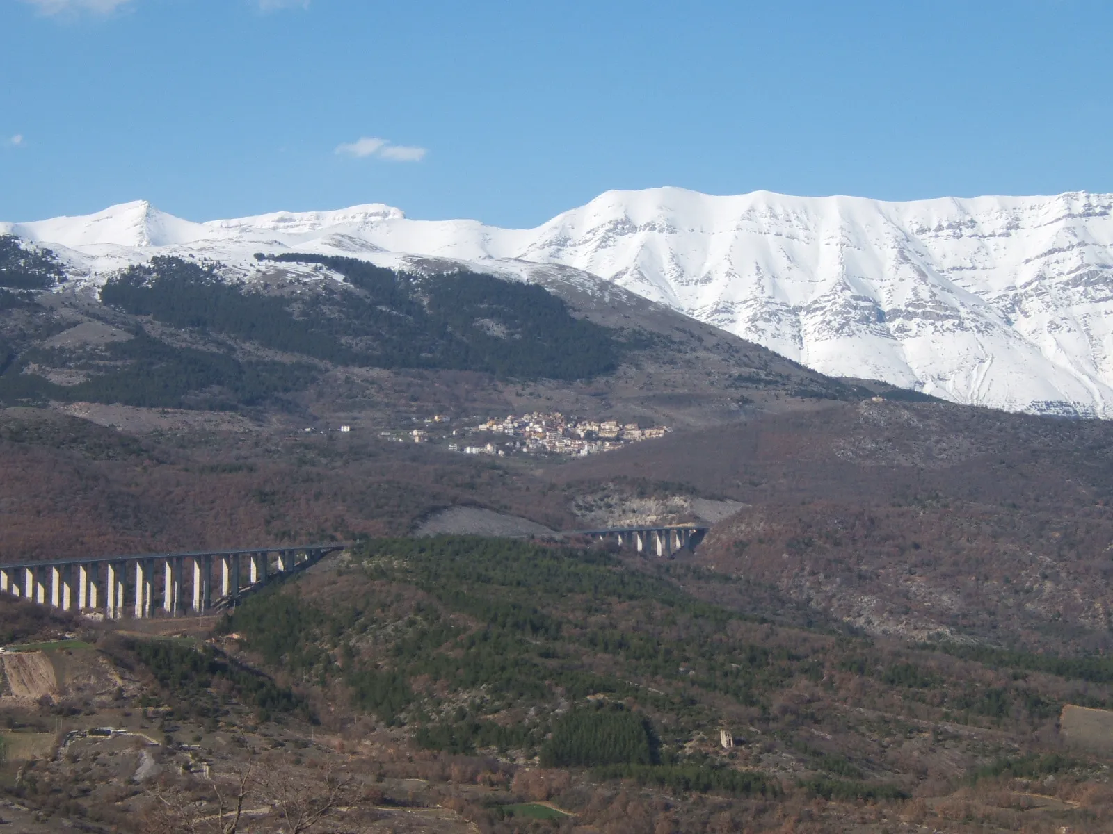 Photo showing: Aragno e catena montuosa del Gran Sasso d'Italia