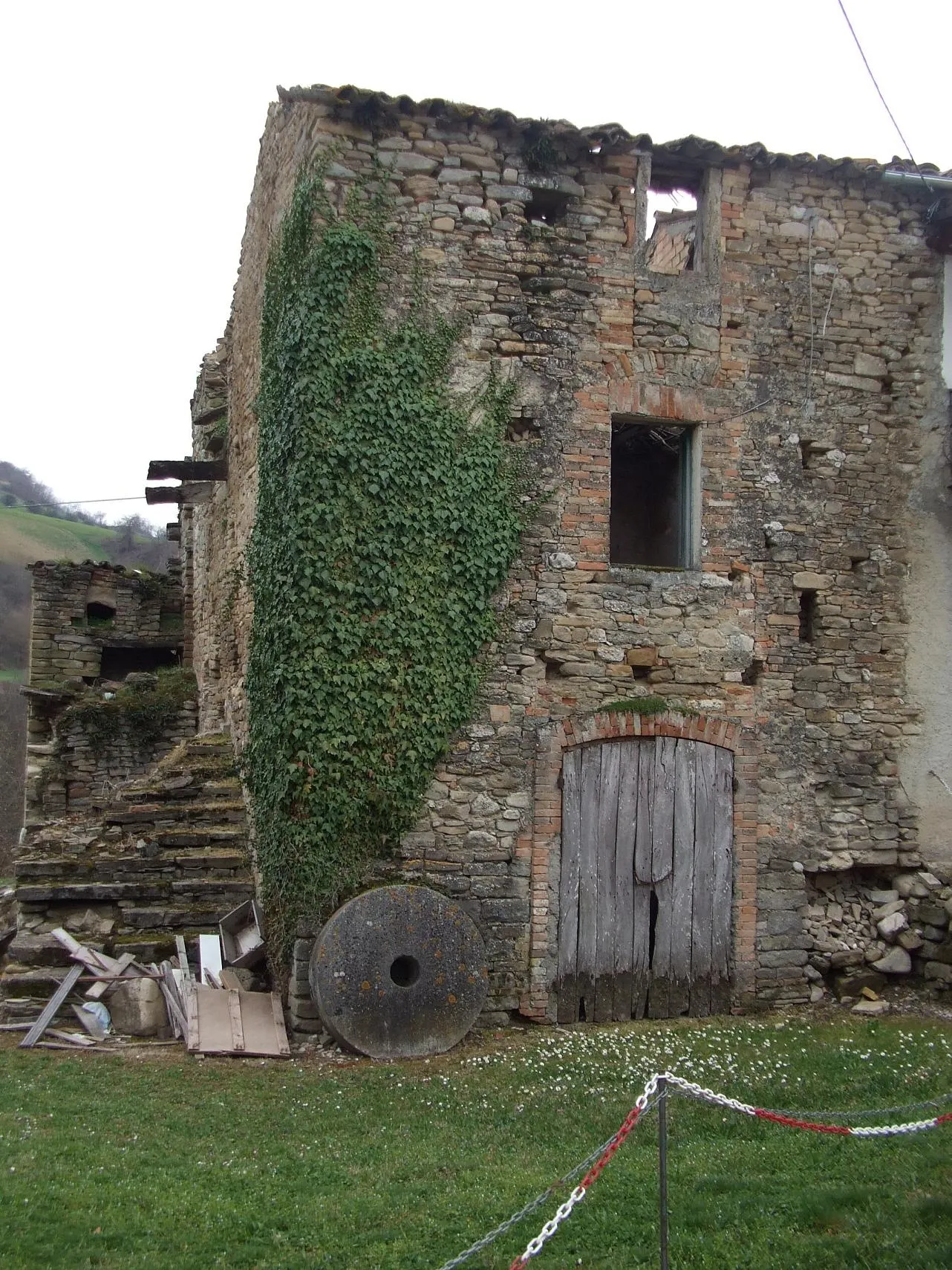 Photo showing: Antica casa della frazione Bivio Castelli di Bisenti