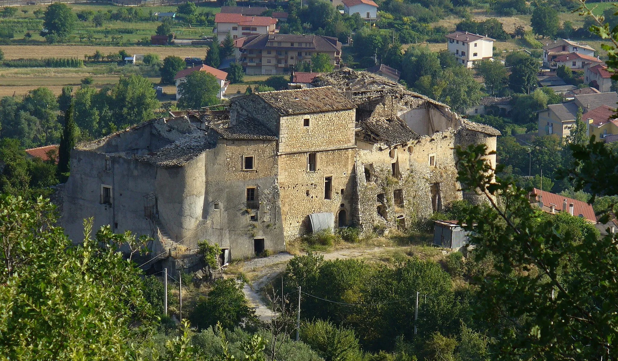 Photo showing: Palazzo Ducale or Rocca dello Scorpione or Castello di Sangro of Bugnara, showing damage to the roof following the 2009 Abruzzo earthquake.