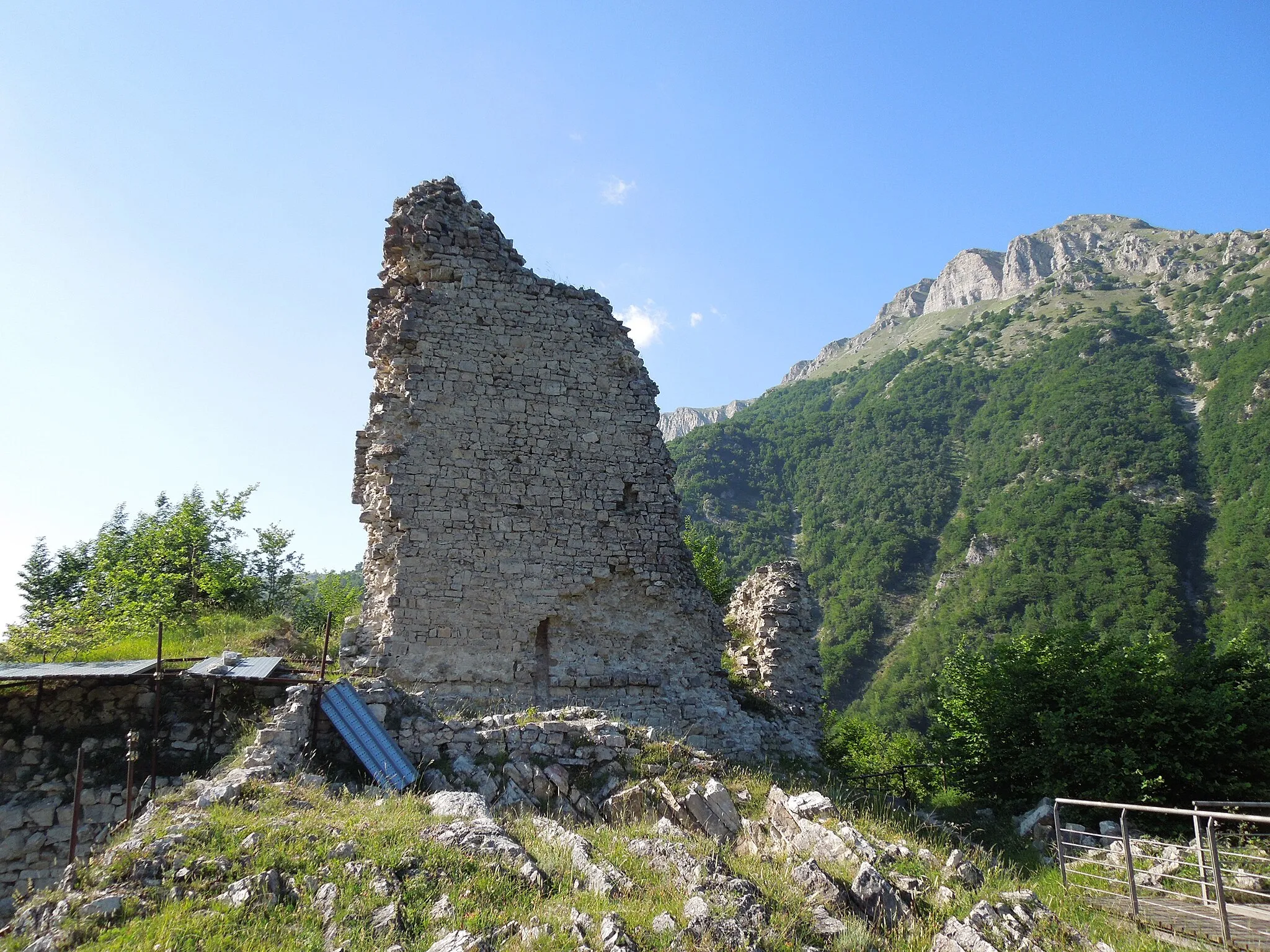 Photo showing: Ruderi della torre del maschio, torre al centro del recinto di Castel Manfrino in provincia di Teramo.