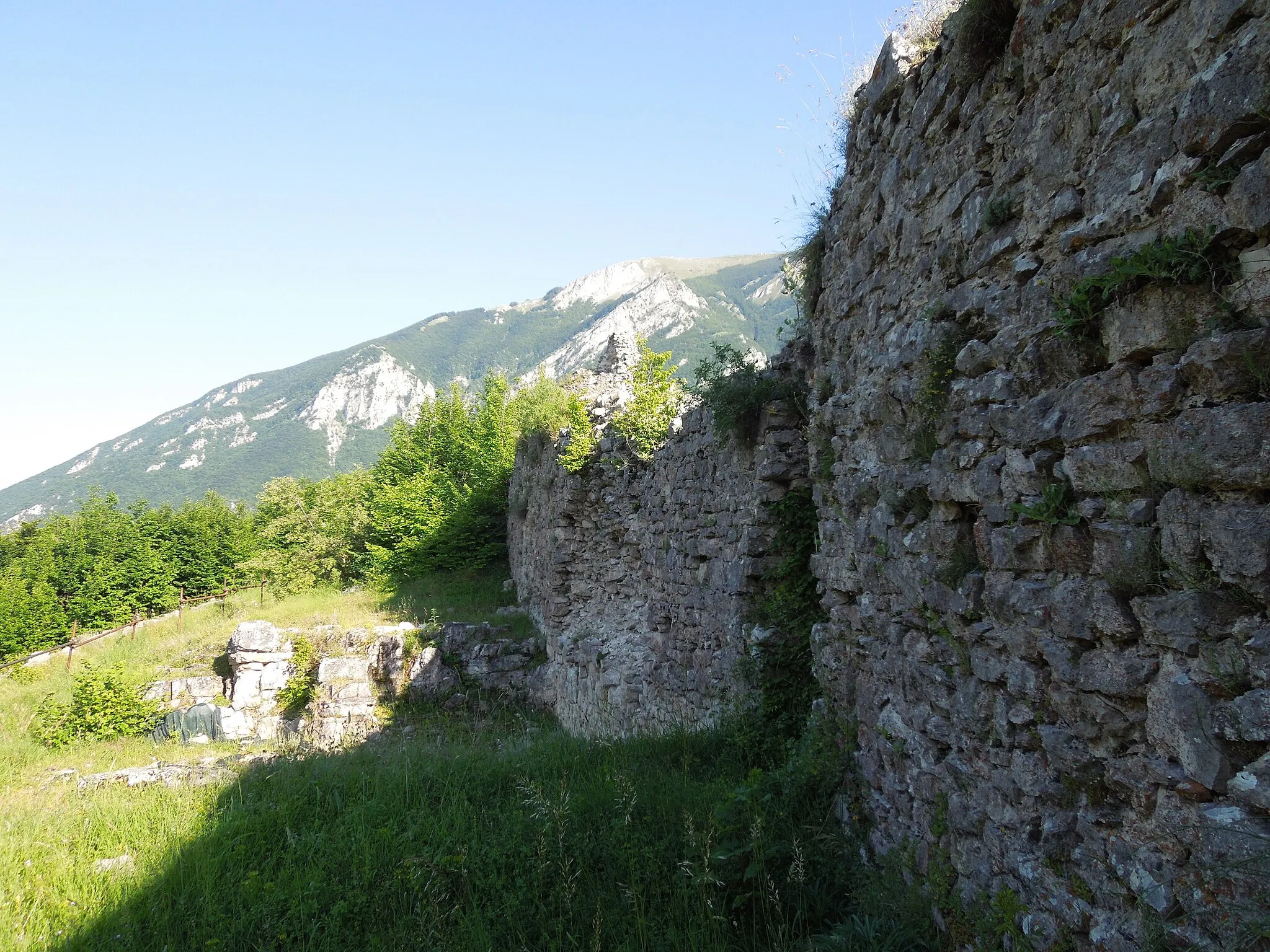 Photo showing: Ruderi di muro che circondano parte dell'area interna al recinto di Castel manfrino in provincia di Teramo.