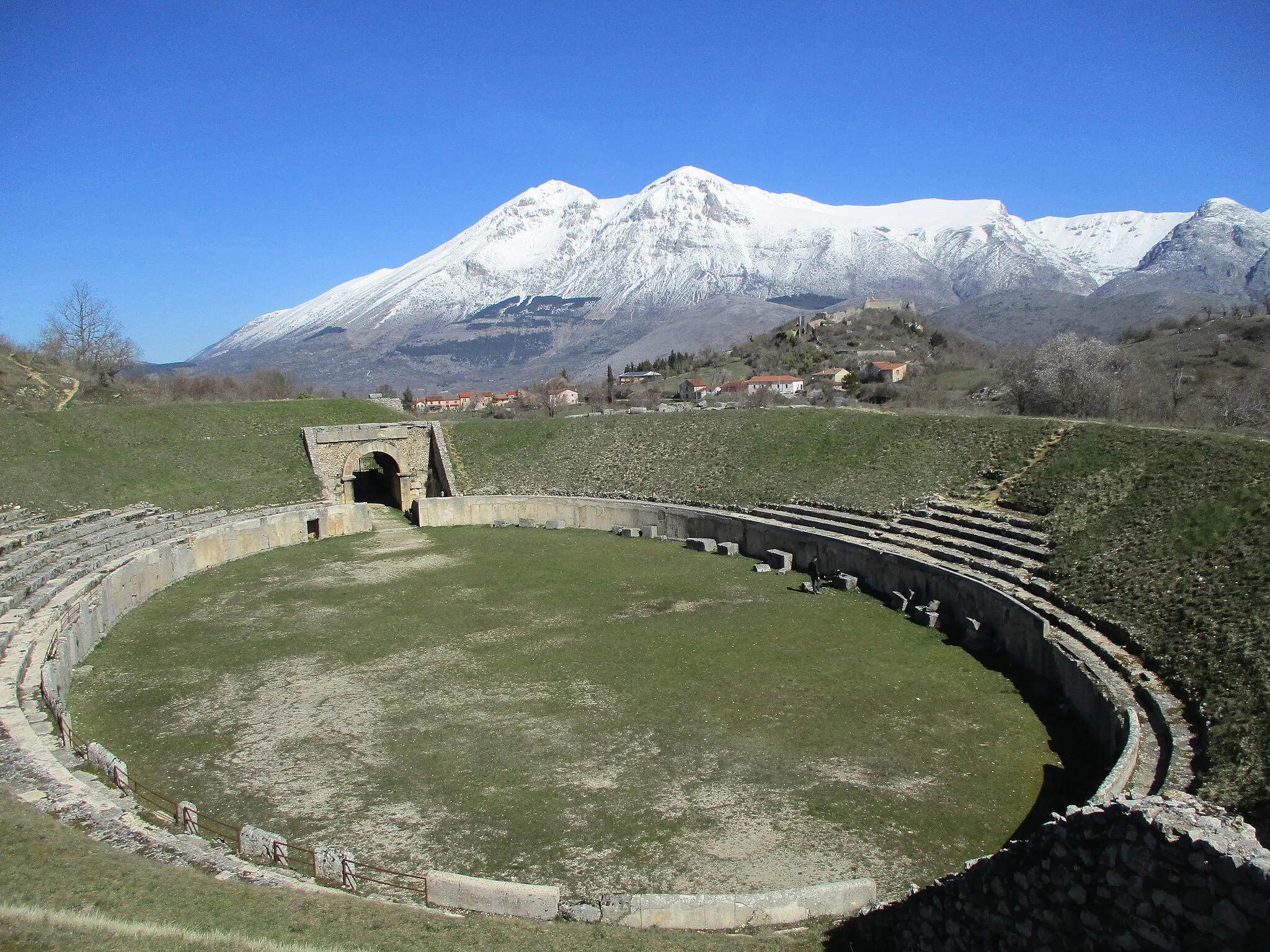 Photo showing: Anfiteatro di Alba Fucens