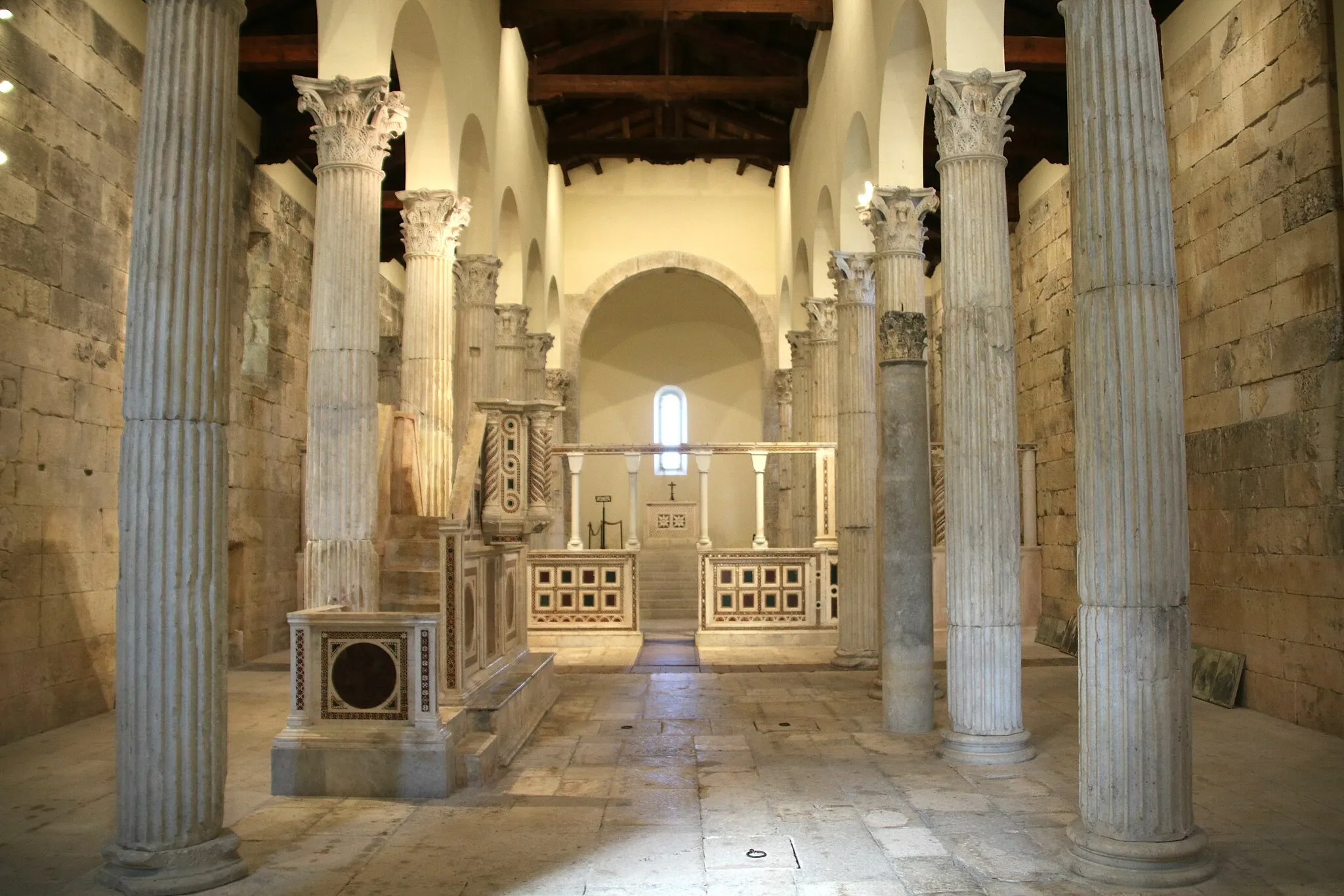 Photo showing: Chiesa di San Pietro (Alba Fucens)