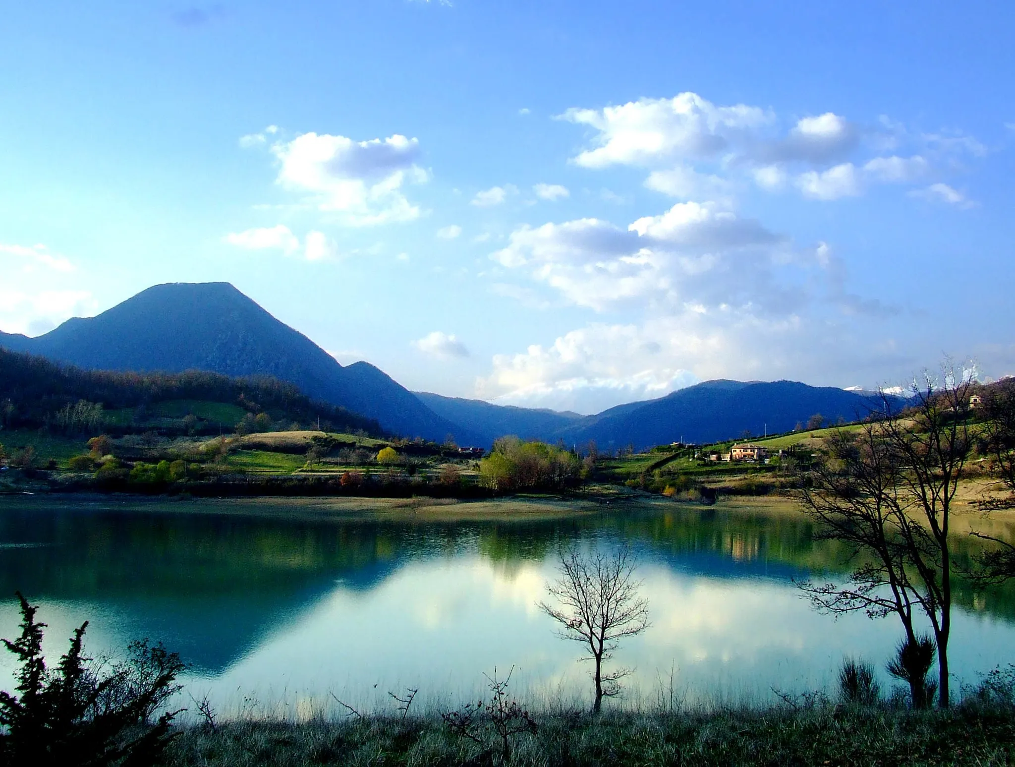 Photo showing: Veduta primaverile del lago artificiale di Castel San Vincenzo