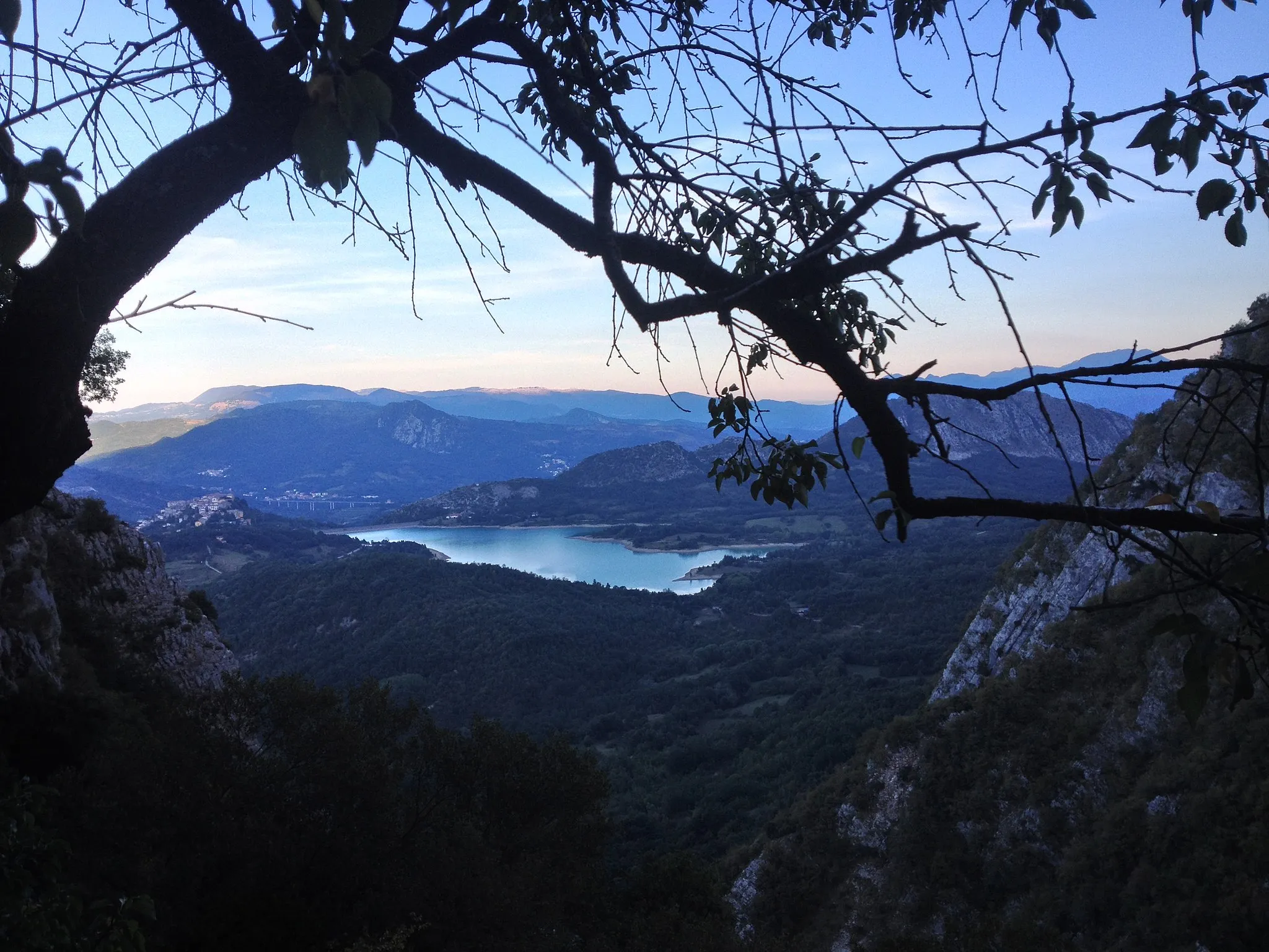 Photo showing: Veduta del lago di S. Vincenzo dall'eremo di S. Michele a Foce, nel Parco Nazionale del Lazio, Abruzzo e Molise