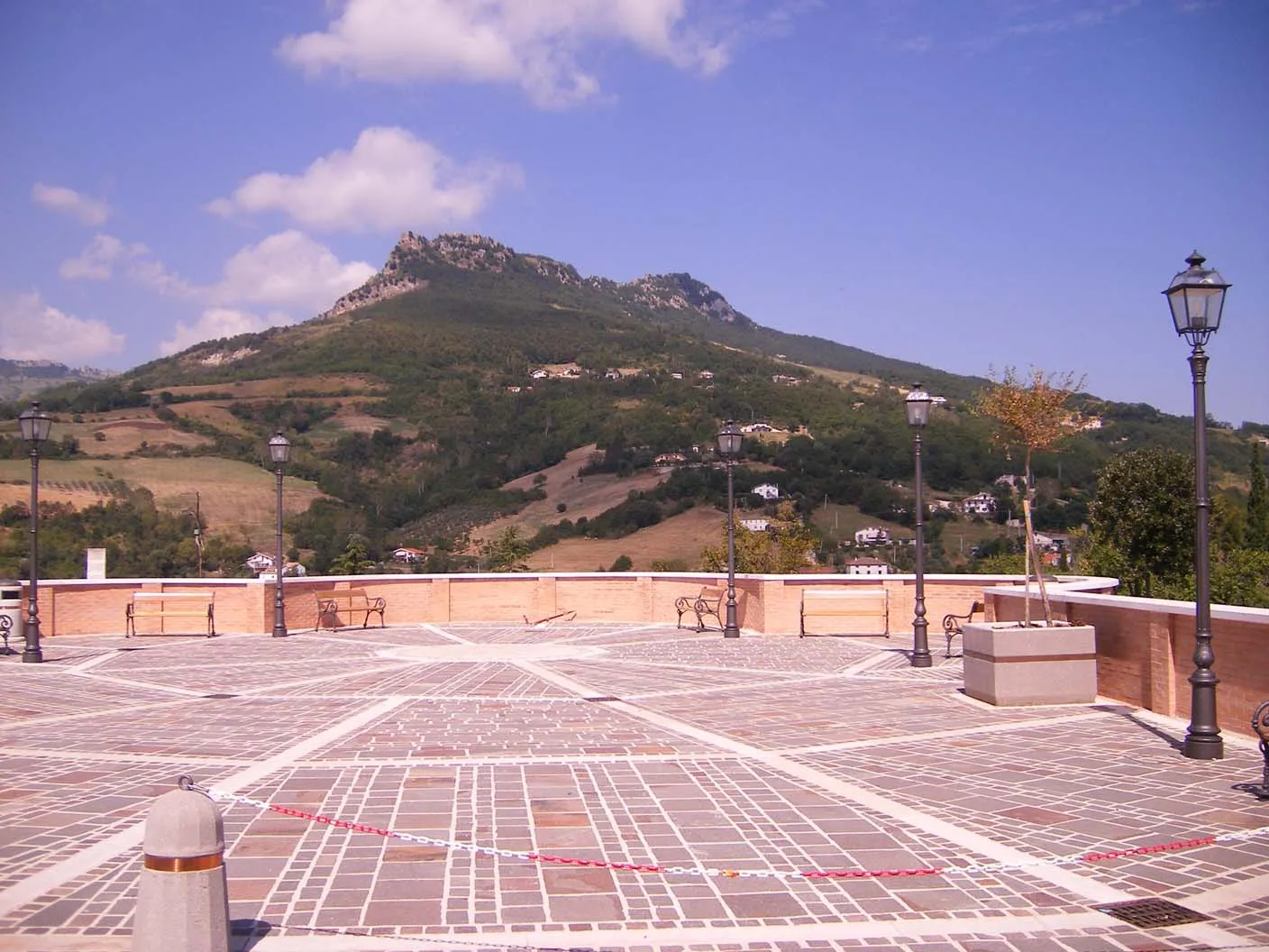 Photo showing: Monte Bertona visto dalla piazza principale di Vestea detta La Torre.