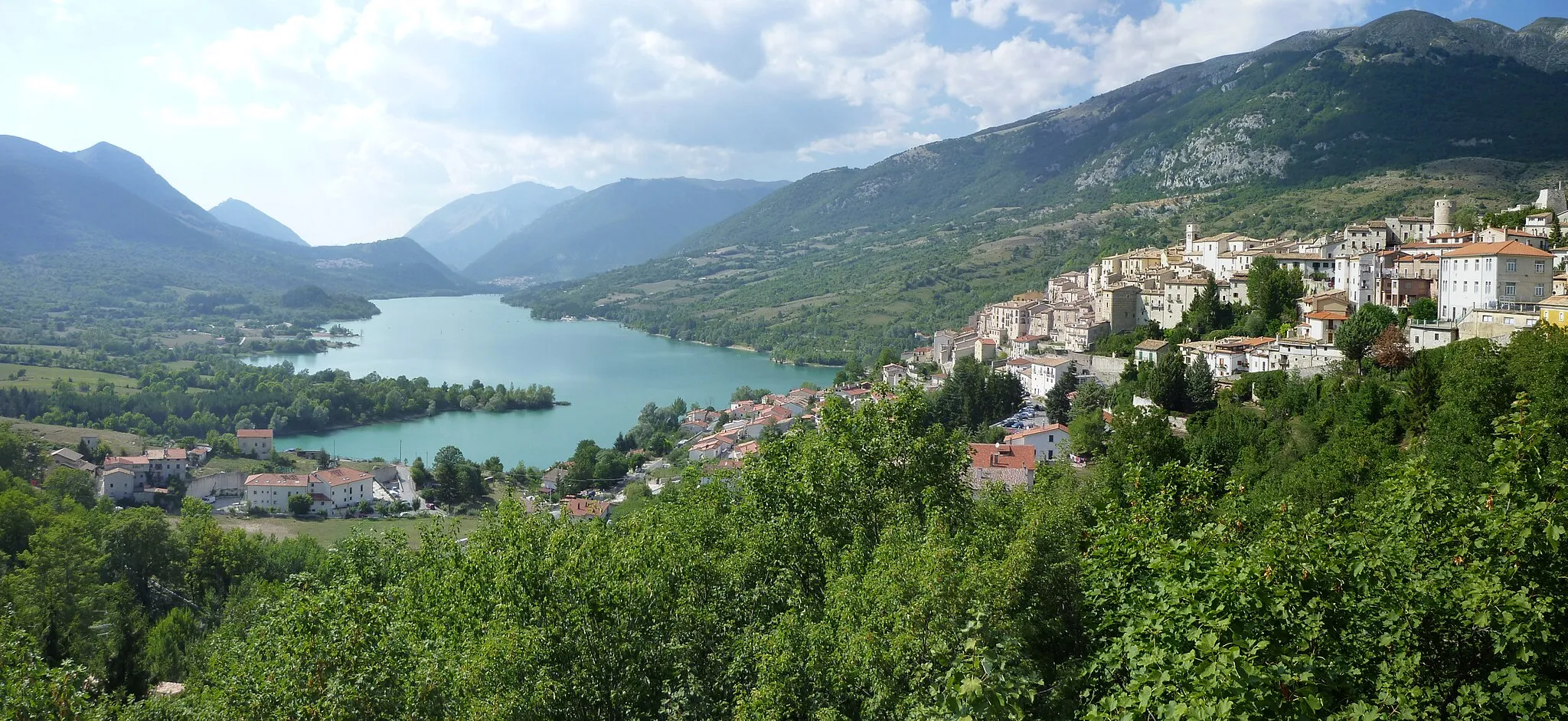 Photo showing: Veduta di Barrea e dell'omonimo lago. Barrea, L'Aquila.