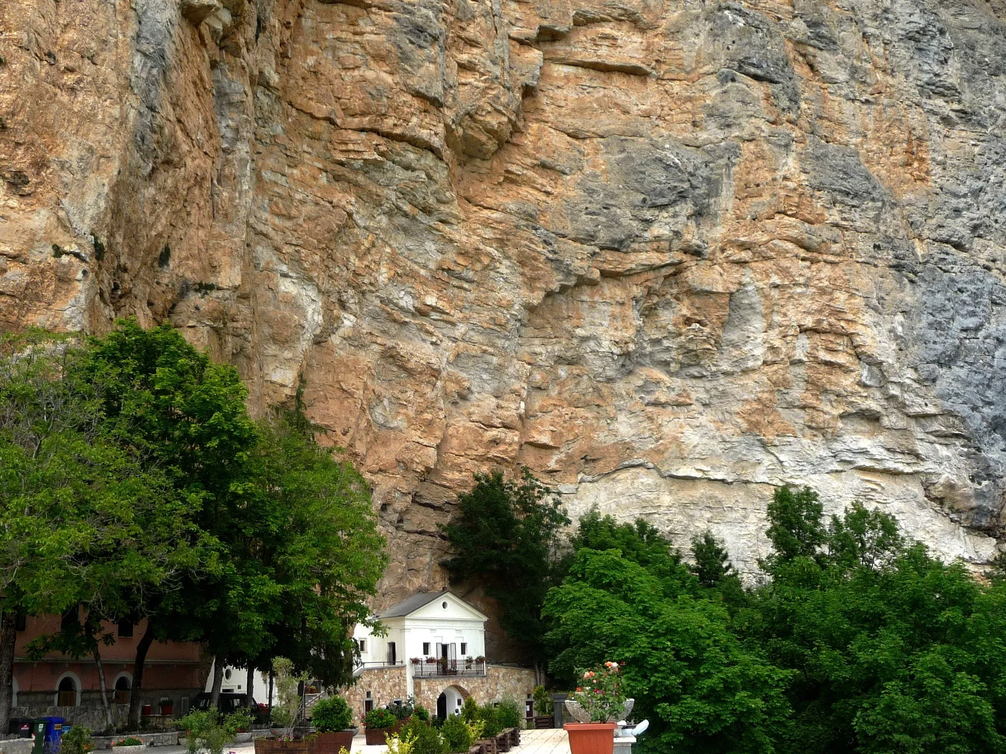 Photo showing: Santuario sovrastato dal Monte Autore