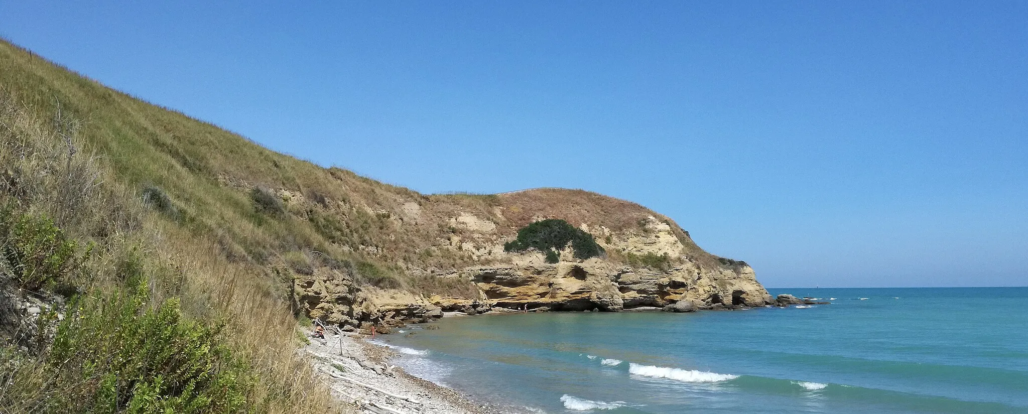 Photo showing: Grotte sulla spiaggia di Punta Aderci