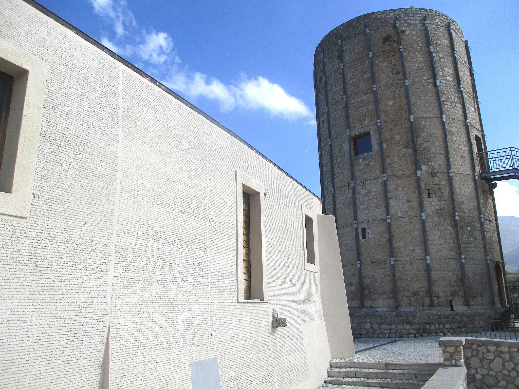 Photo showing: Murale di Fontamara a ridosso della torre medievale