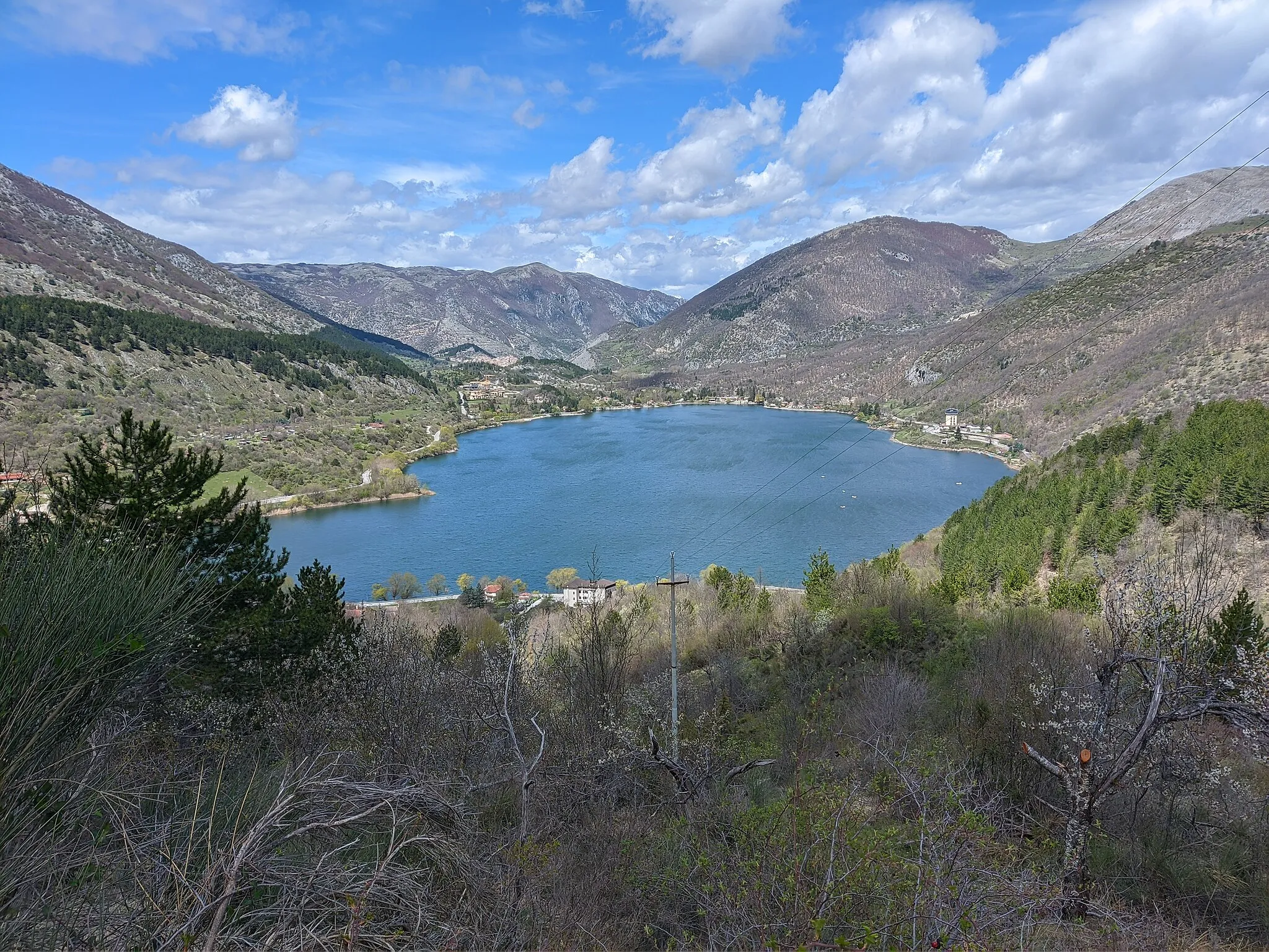 Photo showing: Vista sul Lago di Scanno da un punto del percorso che porta dall'Eremo di Sant'Egidio fino all'Osservatorio del Cuore