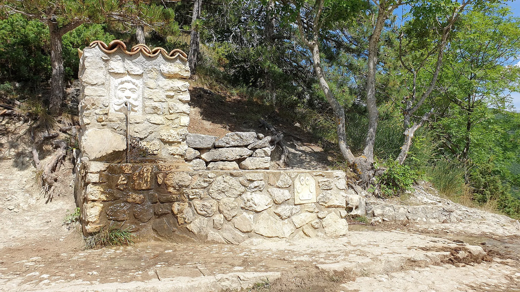 Photo showing: Scanno - Fontana lungo il Sentiero del cuore