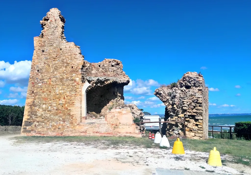 Photo showing: Rudere della torre di Petacciato