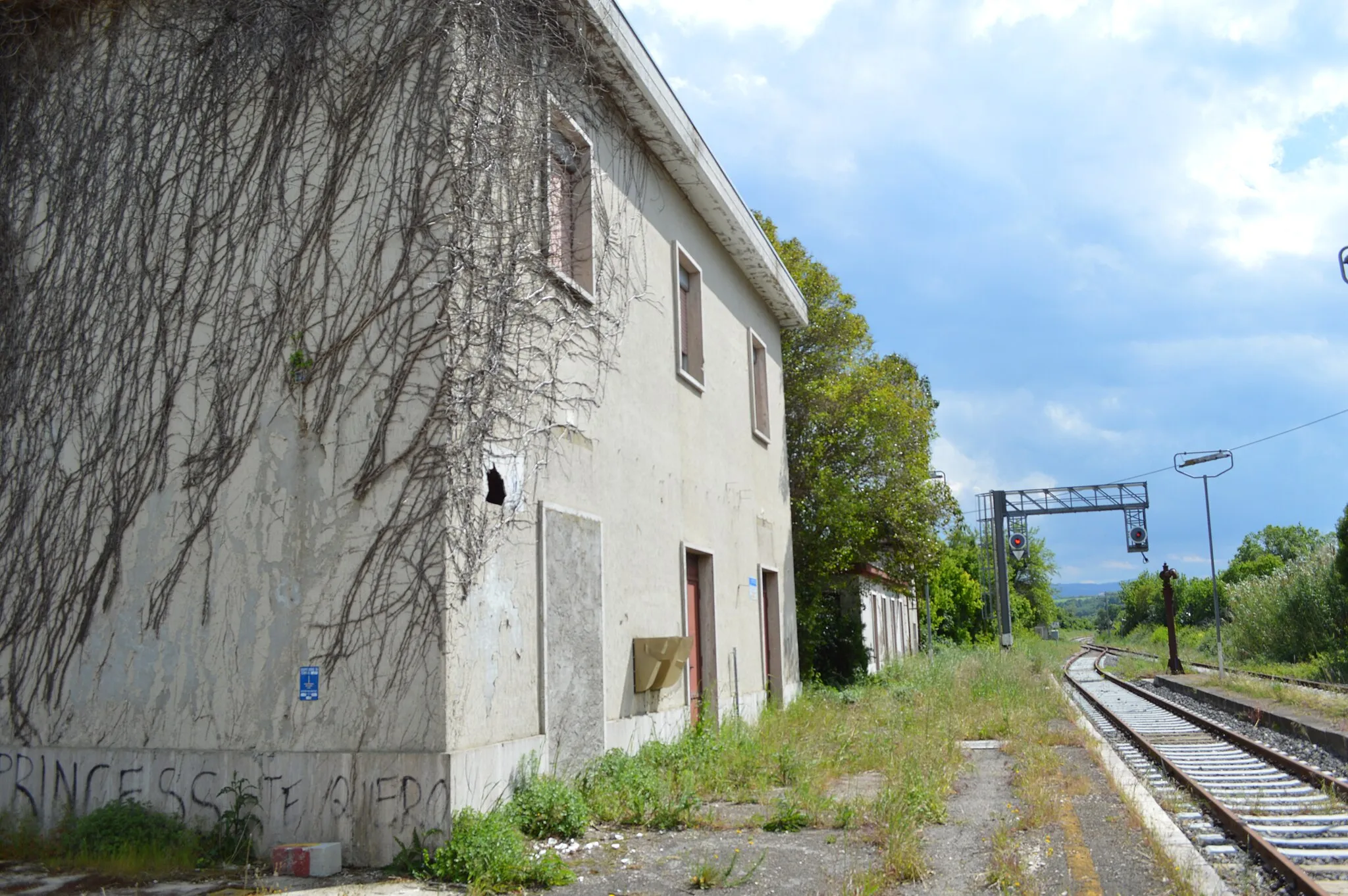 Photo showing: Stabile (ex-chiusa) Stazione Ferroviaria (fs) San Martino in Pensilis (CB)veduta direzione binario Campobasso