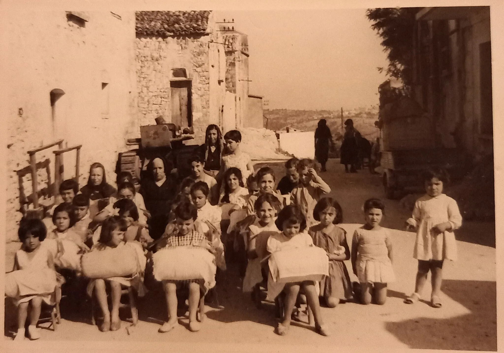 Photo showing: Scuola di tombolo in via Roma- maestra Maria Drusco 1957