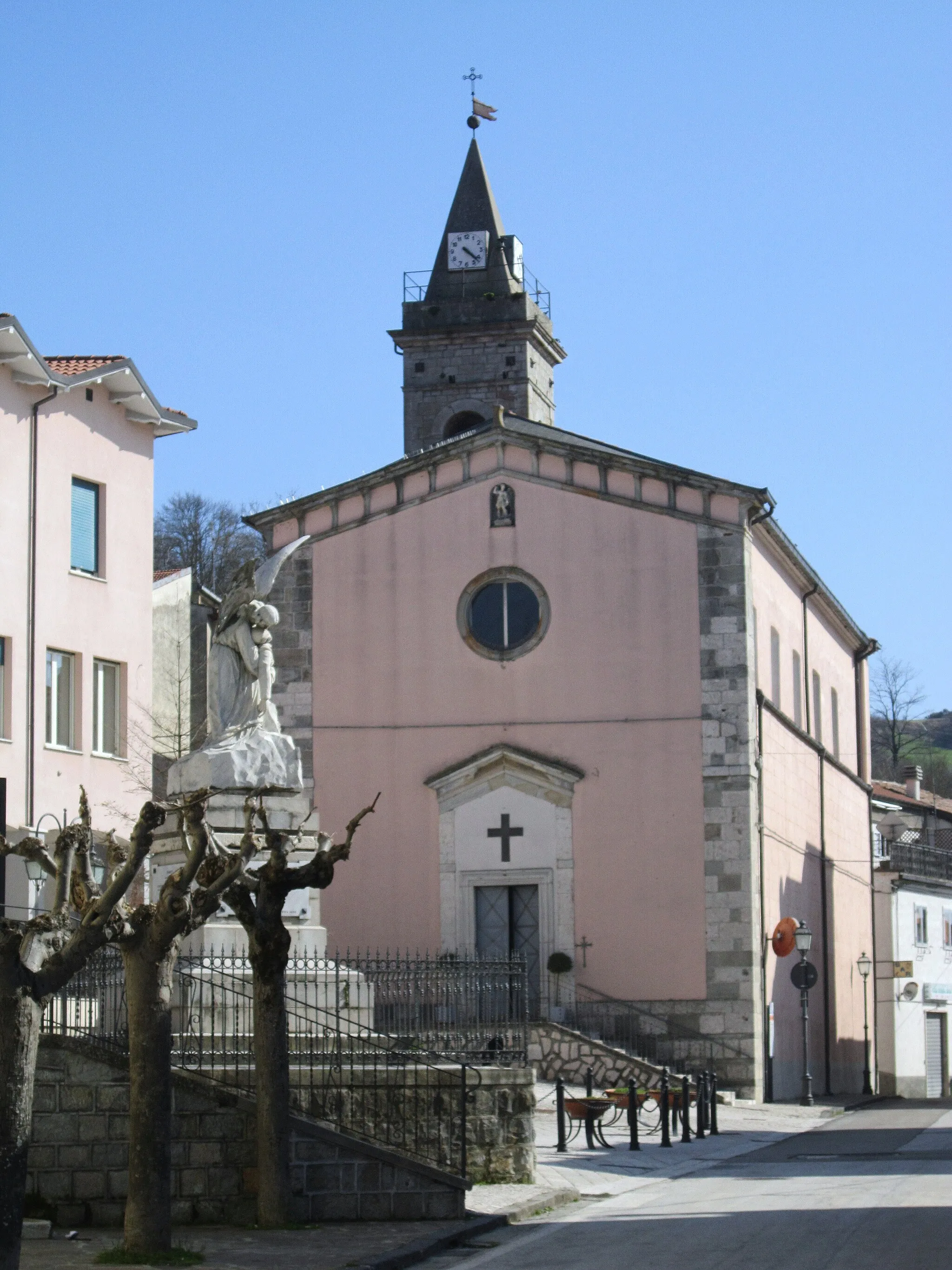 Photo showing: Monumento ai Caduti e Chiesa Sant'Angelo del Pesco